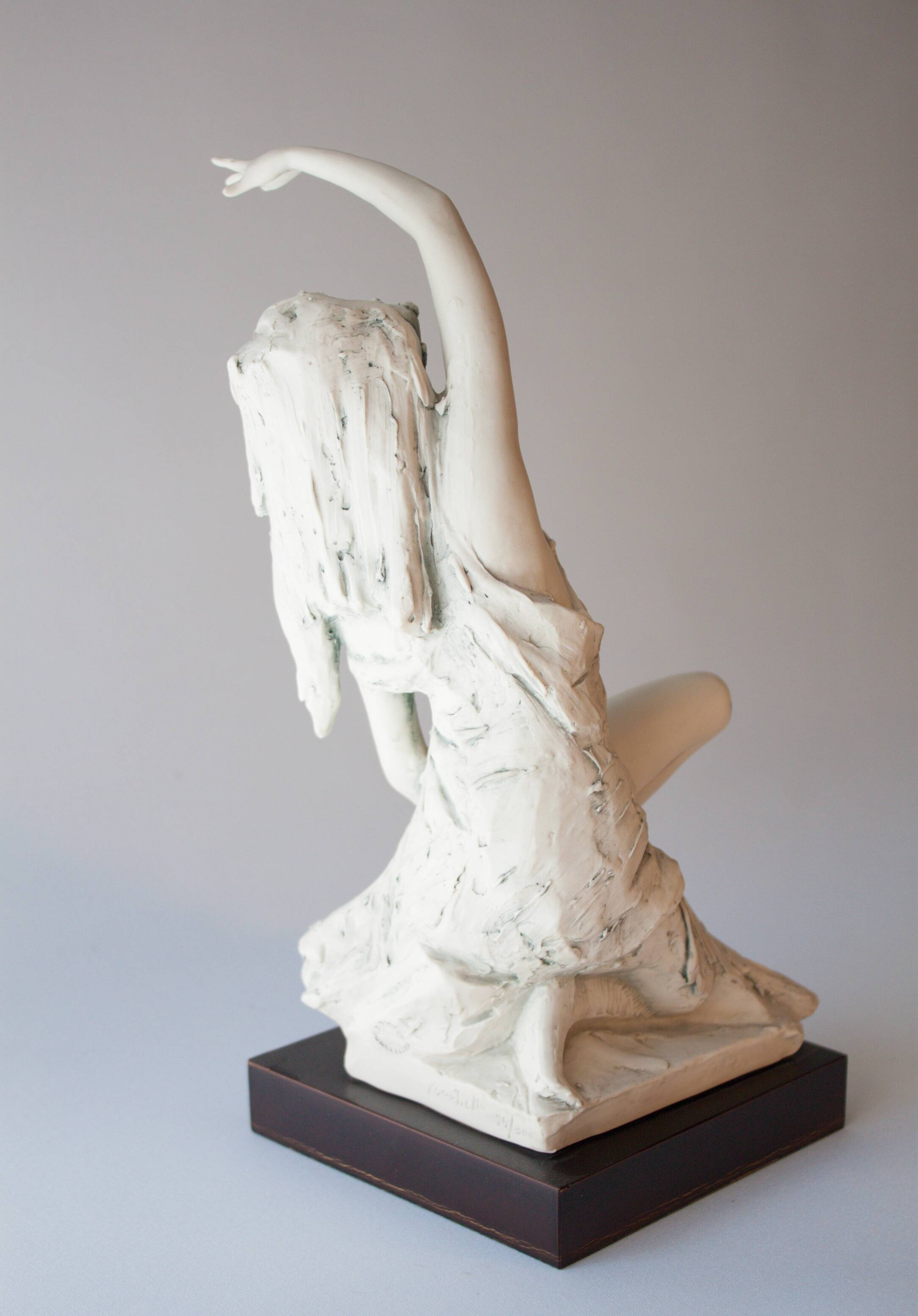 Original sculpture. Figura femenina de porcelana. Contemporary sculpture