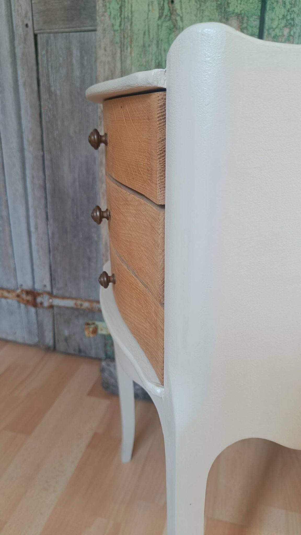Table de chevet vintage en bois naturel à 3 tiroirs