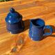 Sucrier et pot à lait bleu en céramique