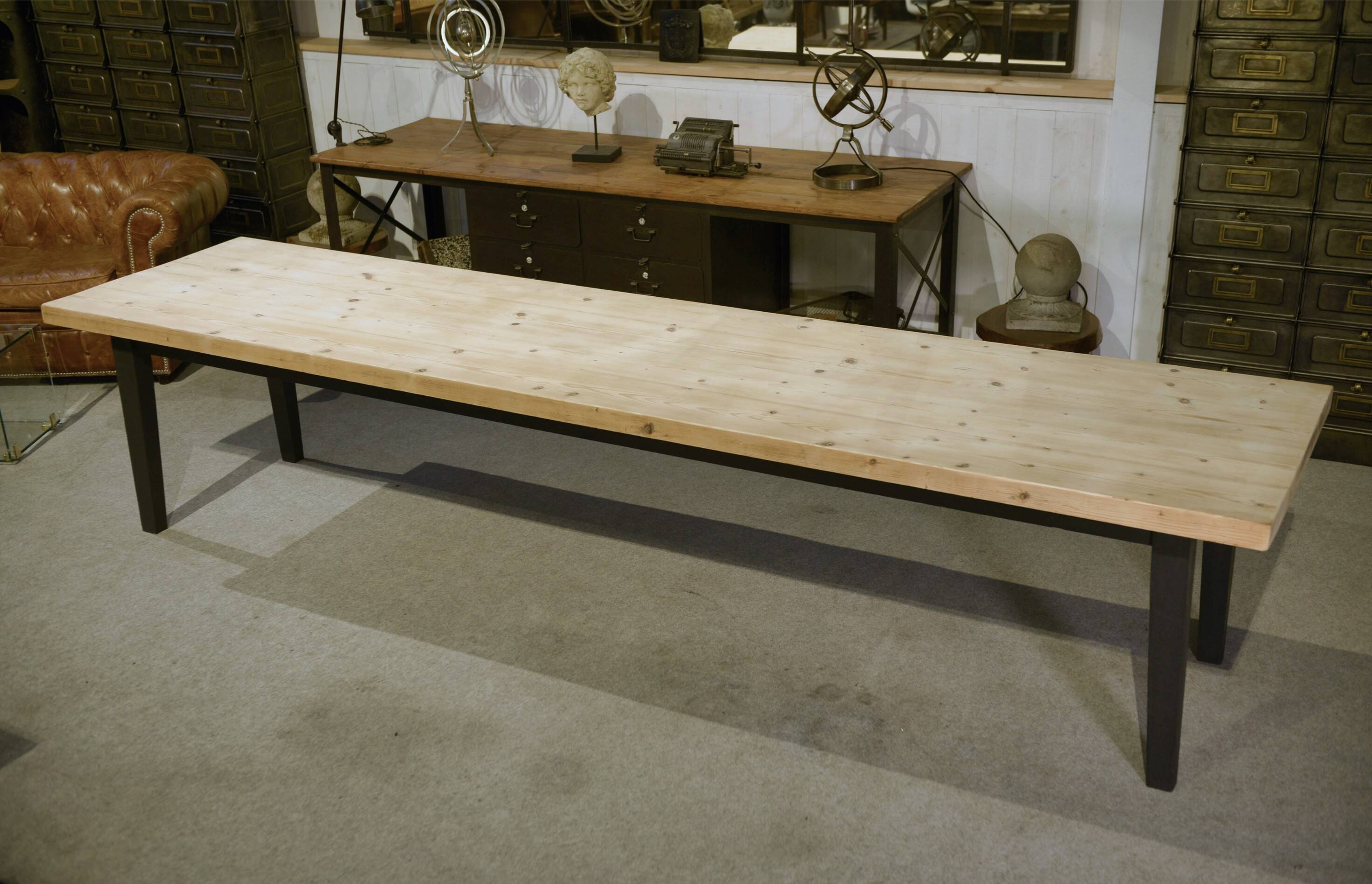 Large farmhouse table in pine from the 20th century.