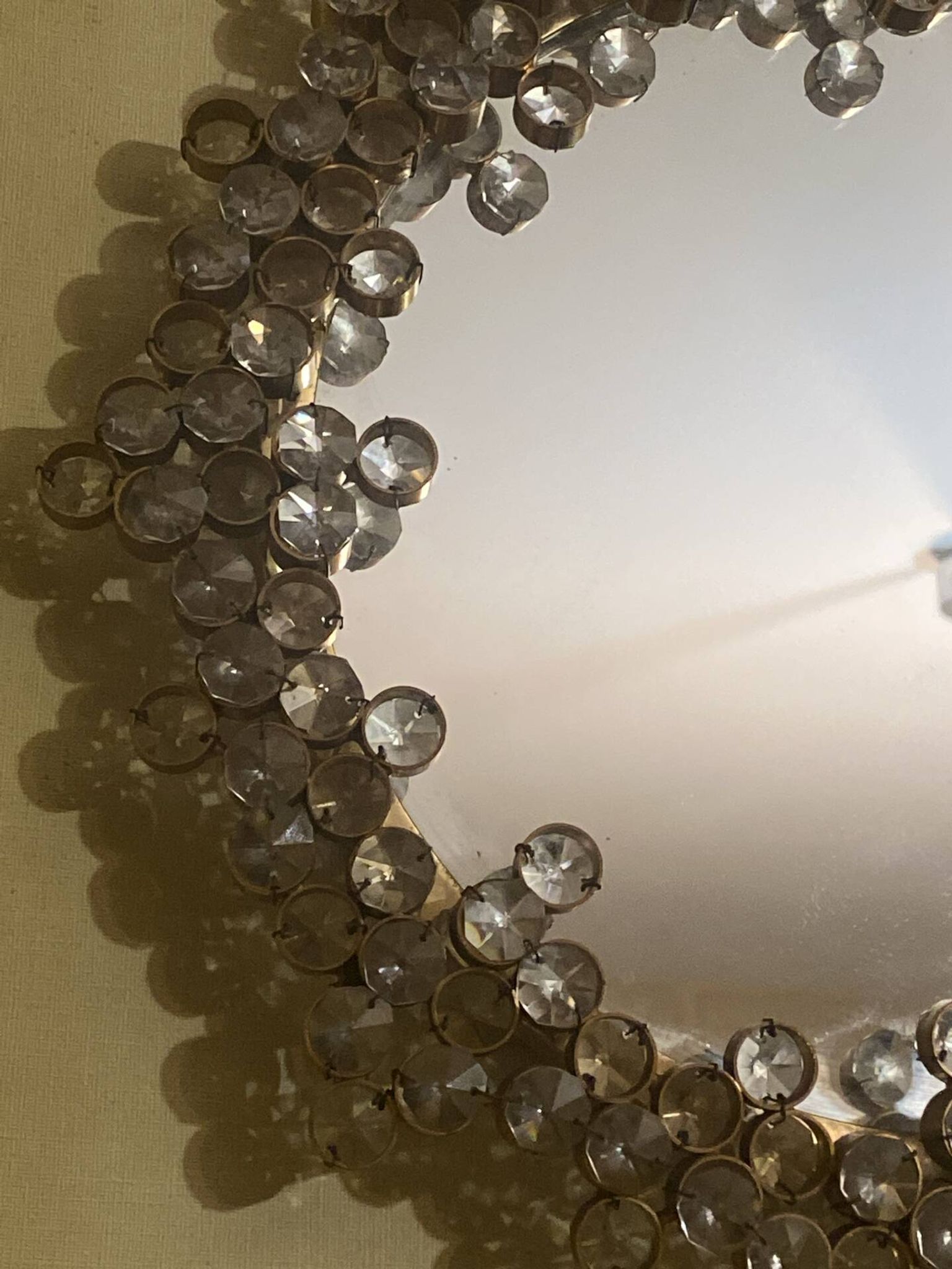 Miroir Hollywood Regency en cristal de Pawla