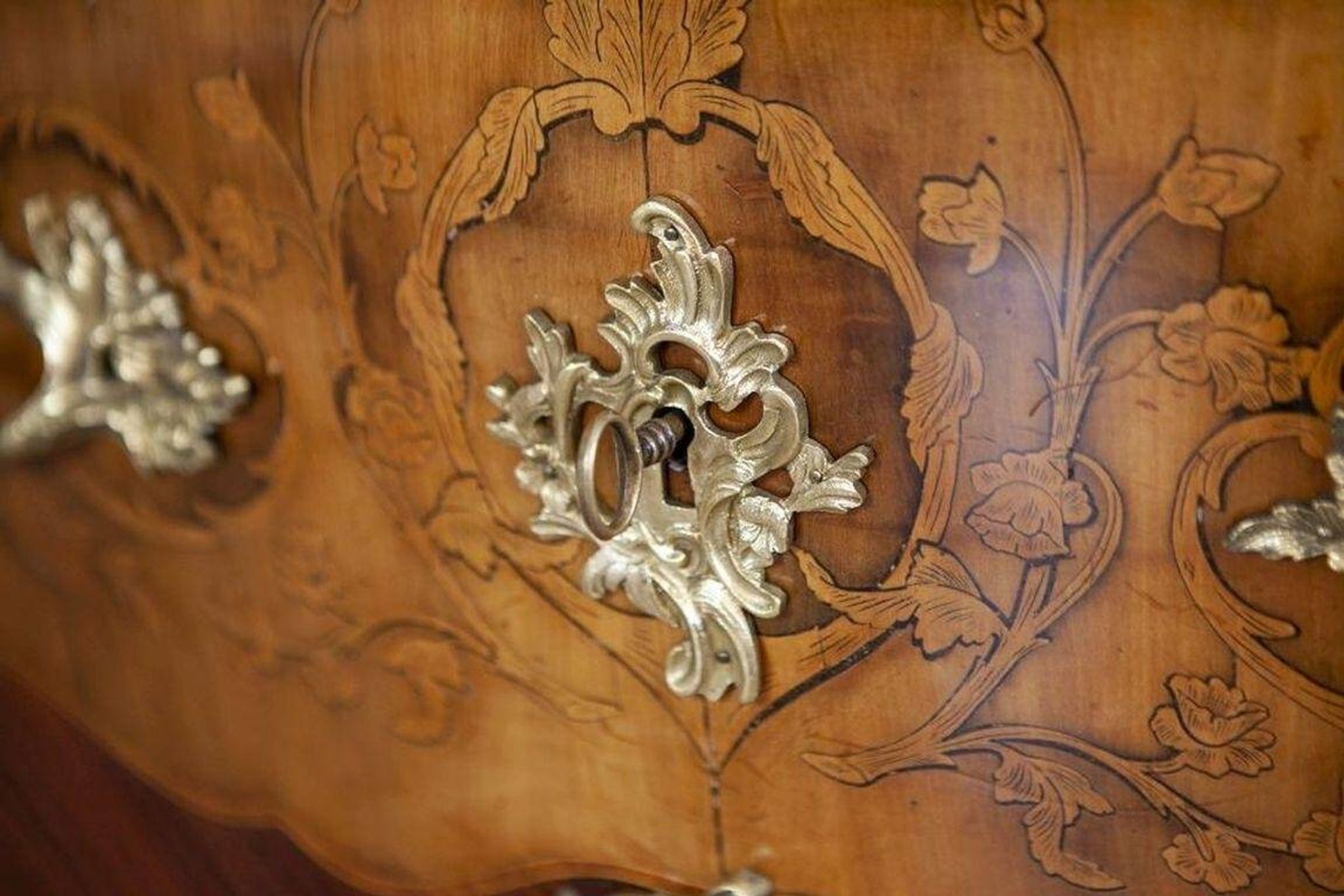 Commode de style français avec dessus en granit, années 1890.