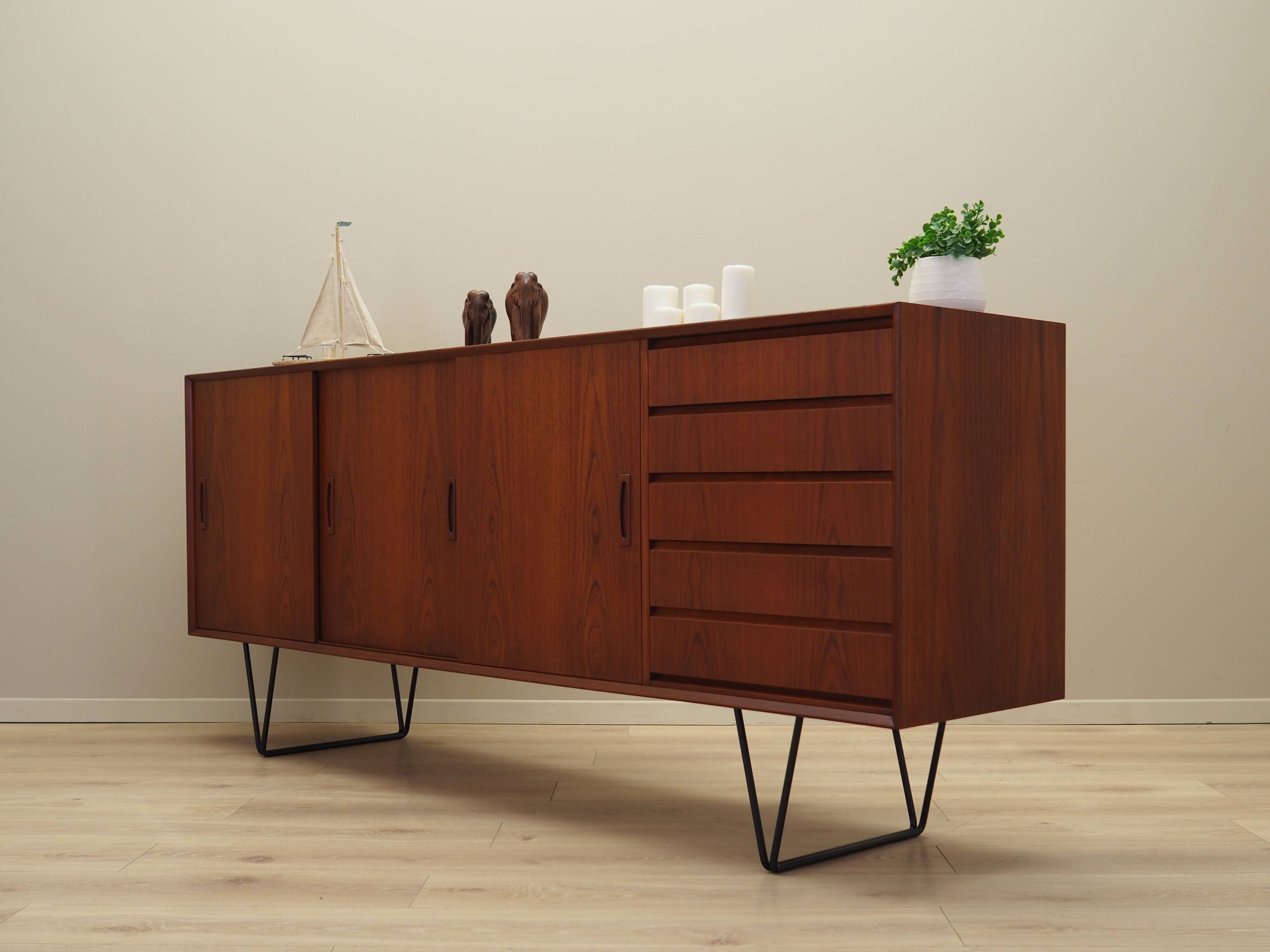 Buffet en teck, design danois, années 1970, production : Danemark