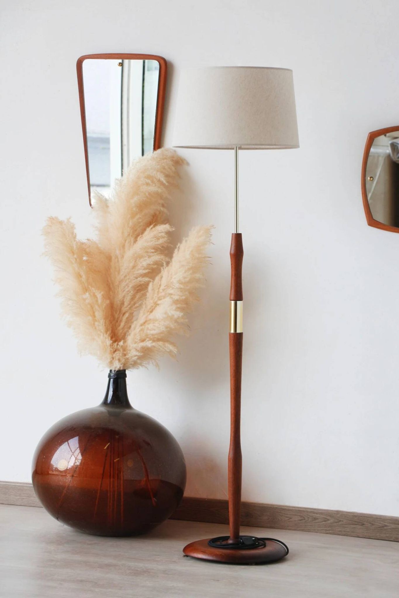Vintage Scandinavian floor lamp in wood and gold brass — Beige lampshade