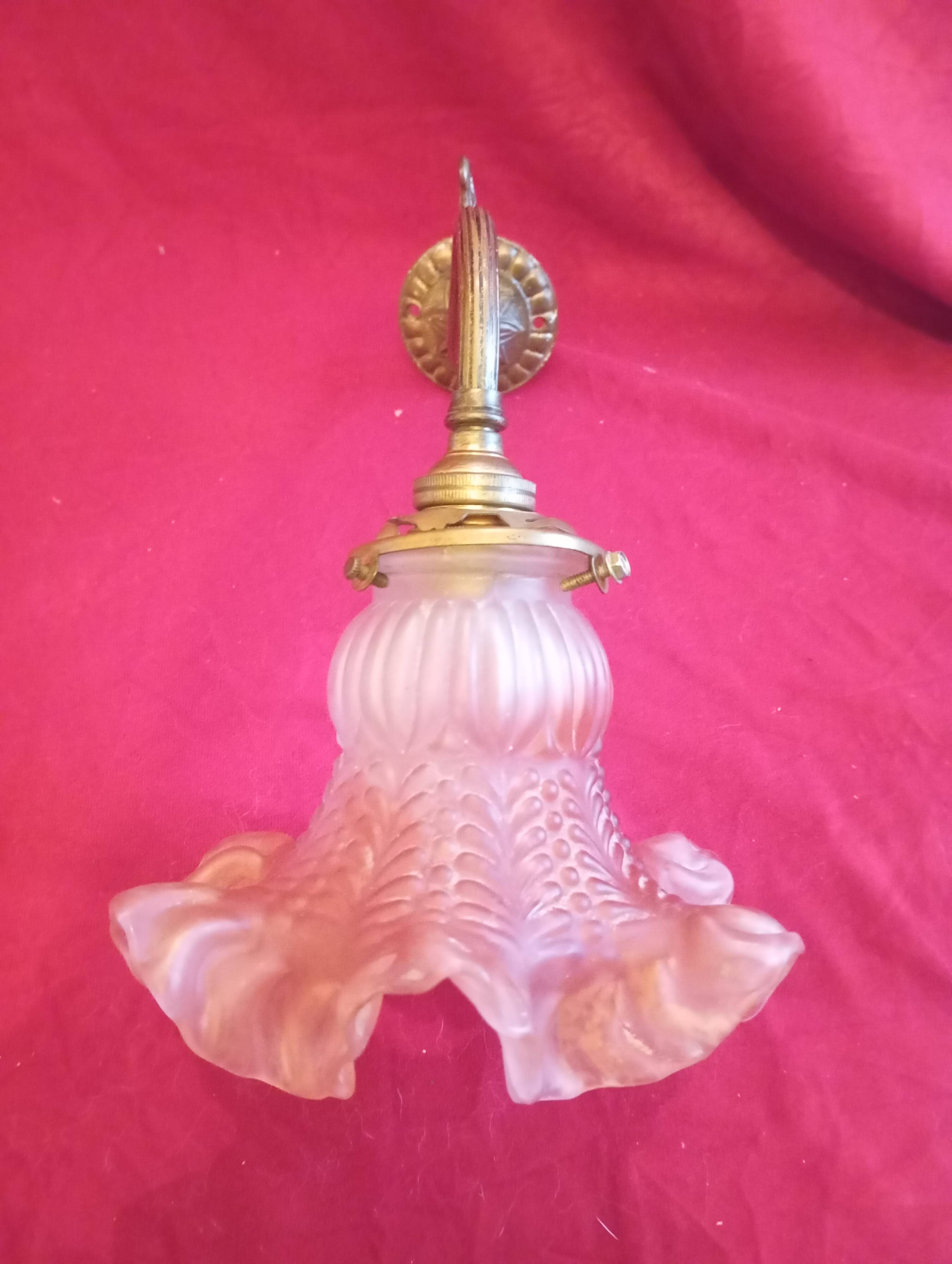 Wall applique with its tulip