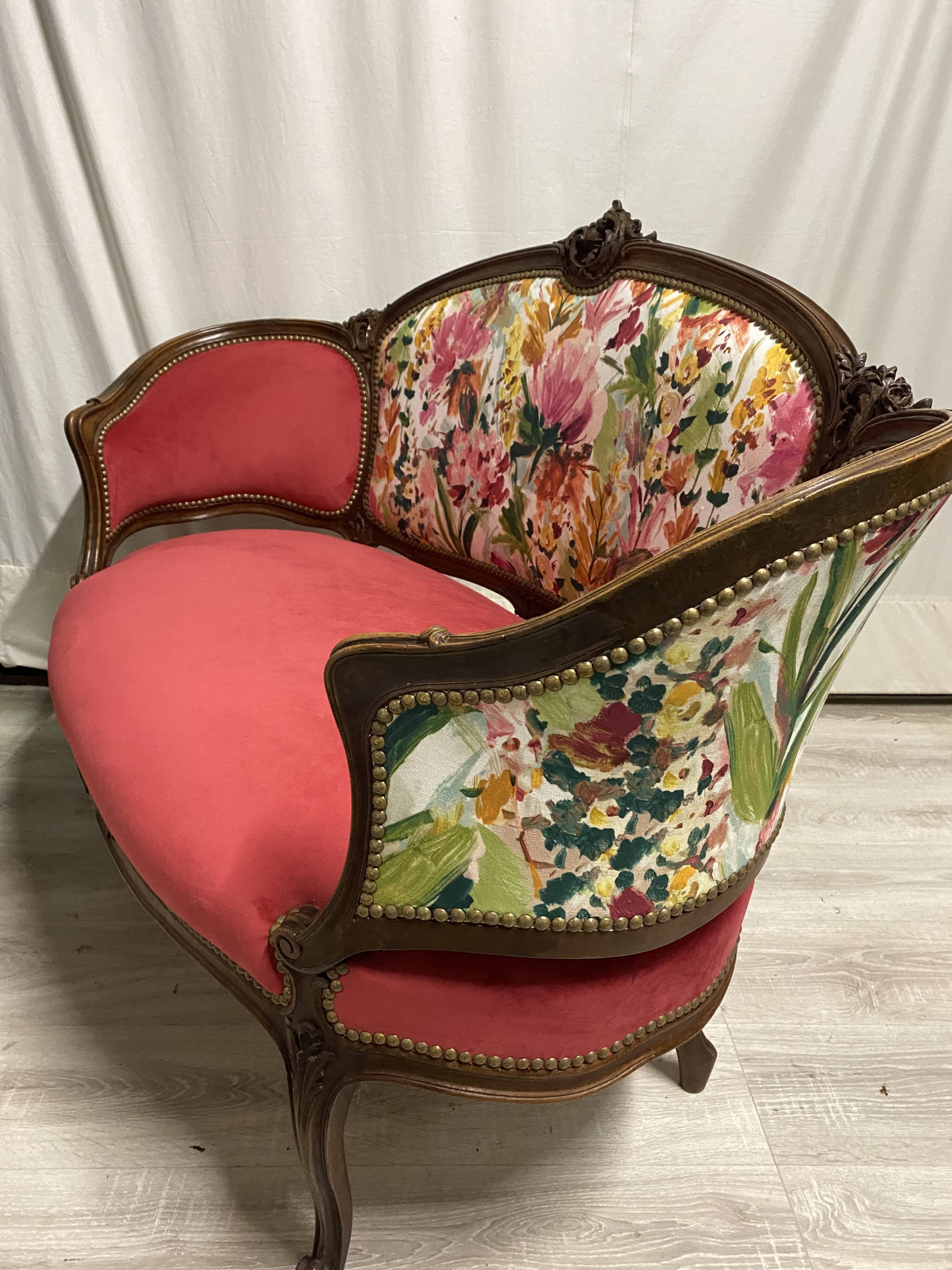 Paire de fauteuils en bois sculpté, XXème s.