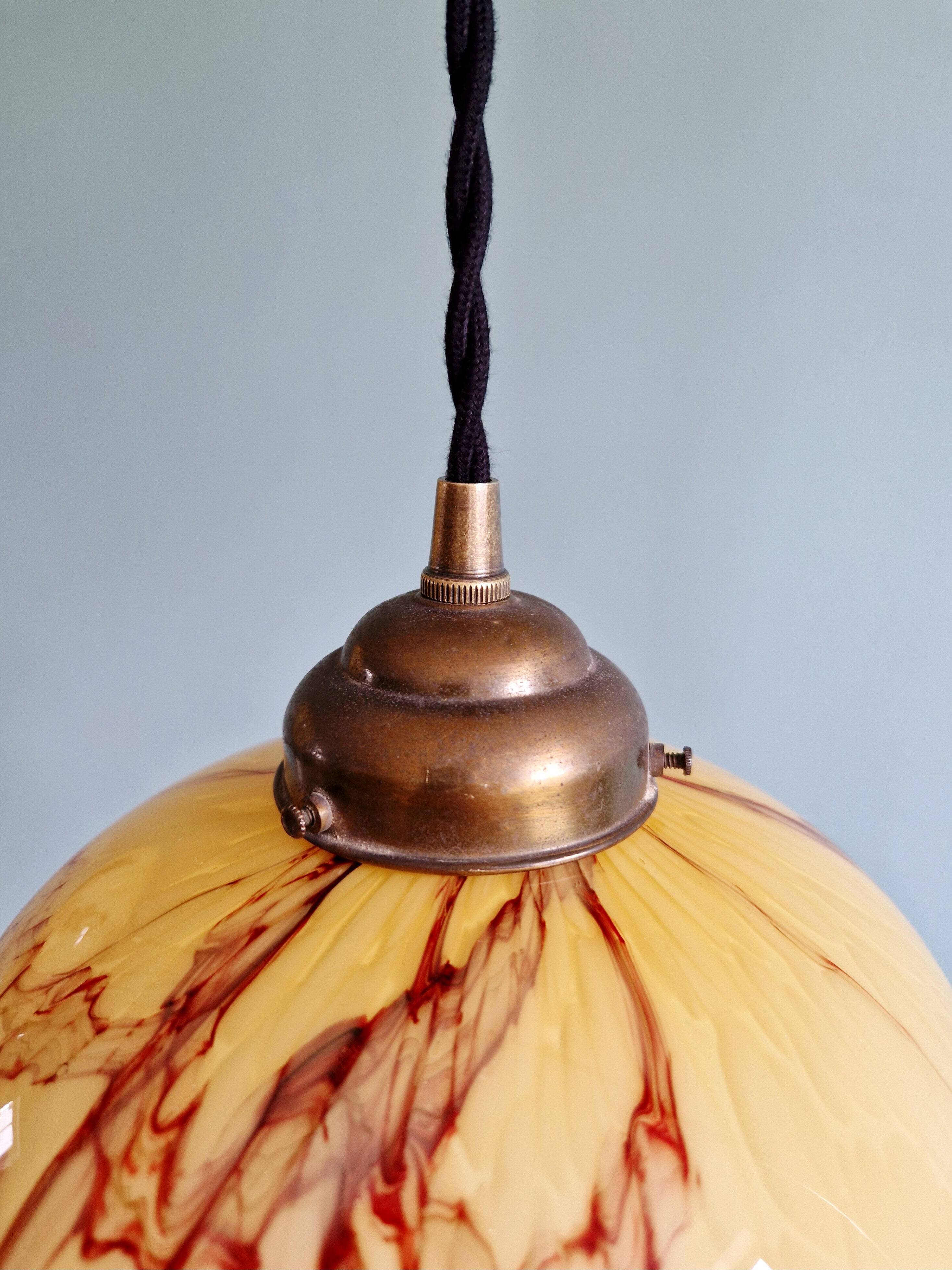 Trio de suspensions art déco en opaline marbrée, Scailmont, 1920-30