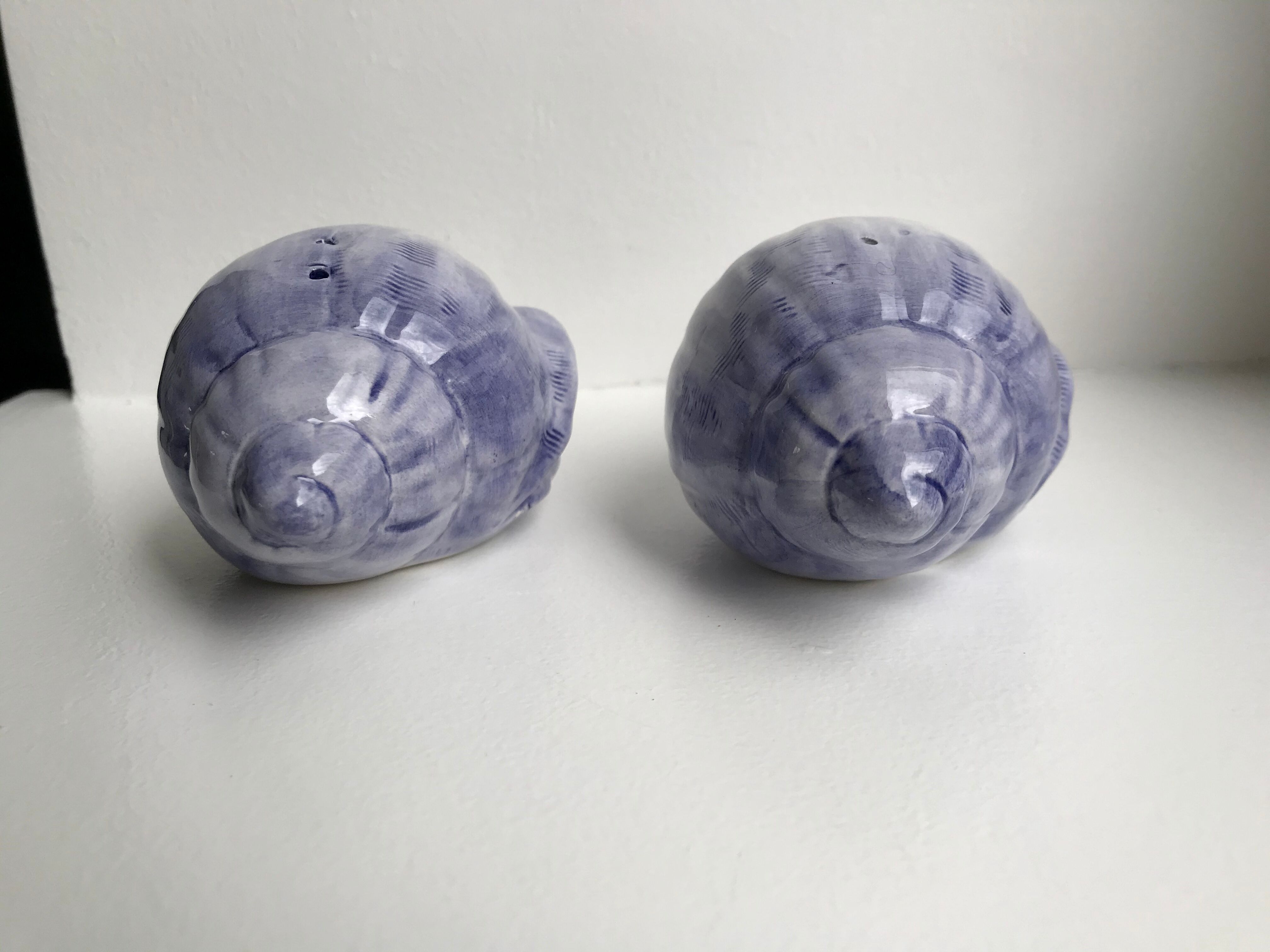 Duo of salt and pepper shaker in slurry shell pattern 70s