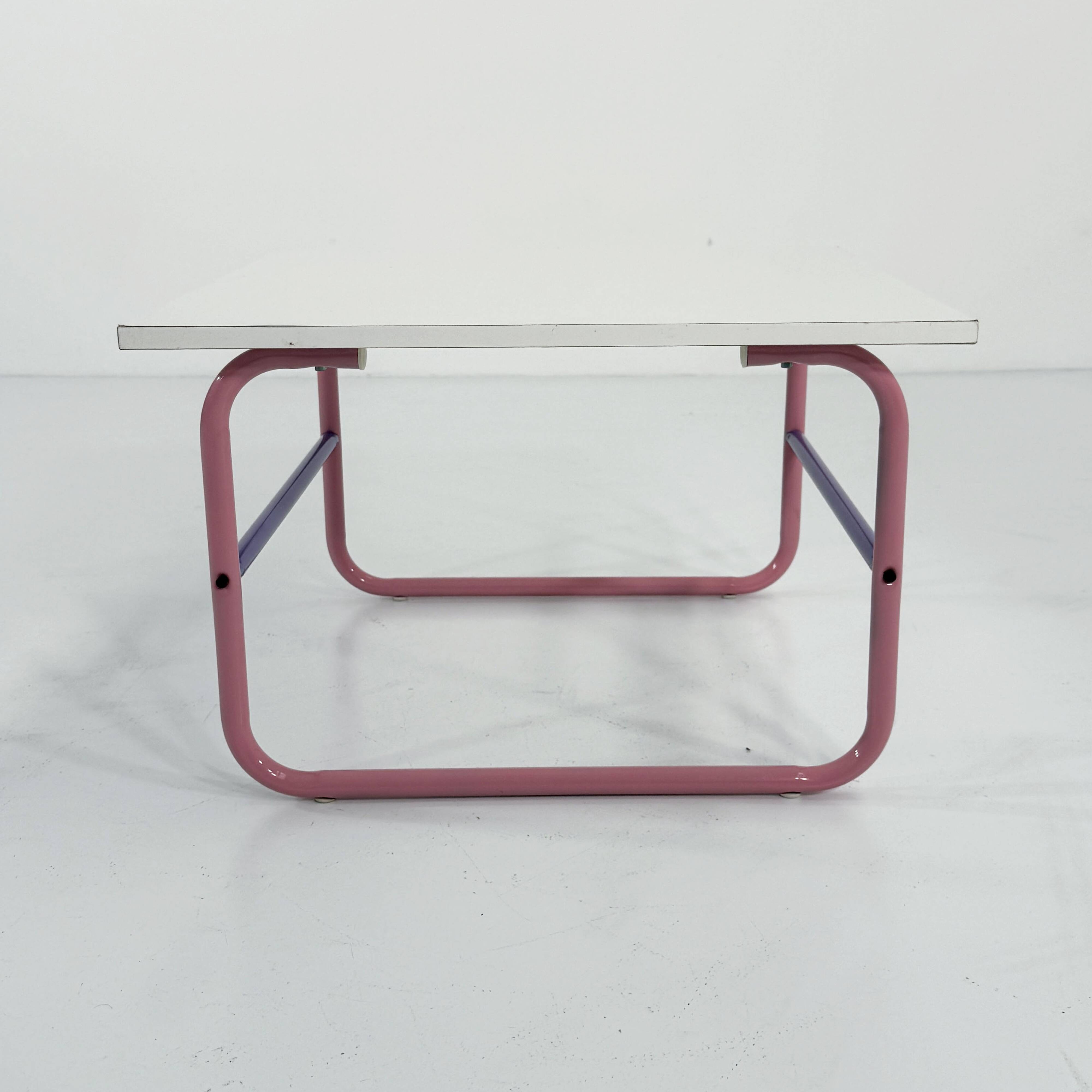 Table basse tubulaire rose et mauve, 1980