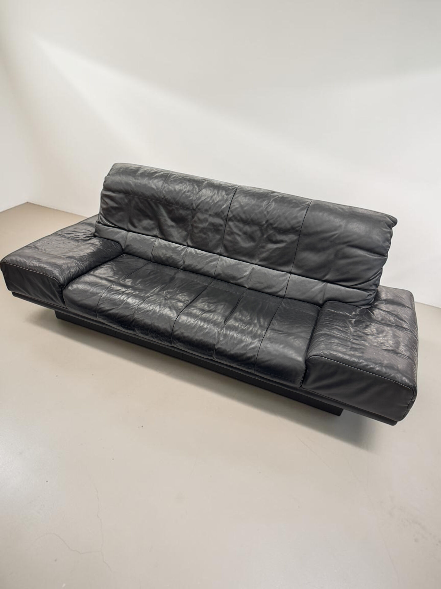 Vintage 3-seater sofa in black leather Rolf Benz RB 3400, 1980s.