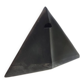 Vase soliflore en céramique noire pyramide ou raie manta design