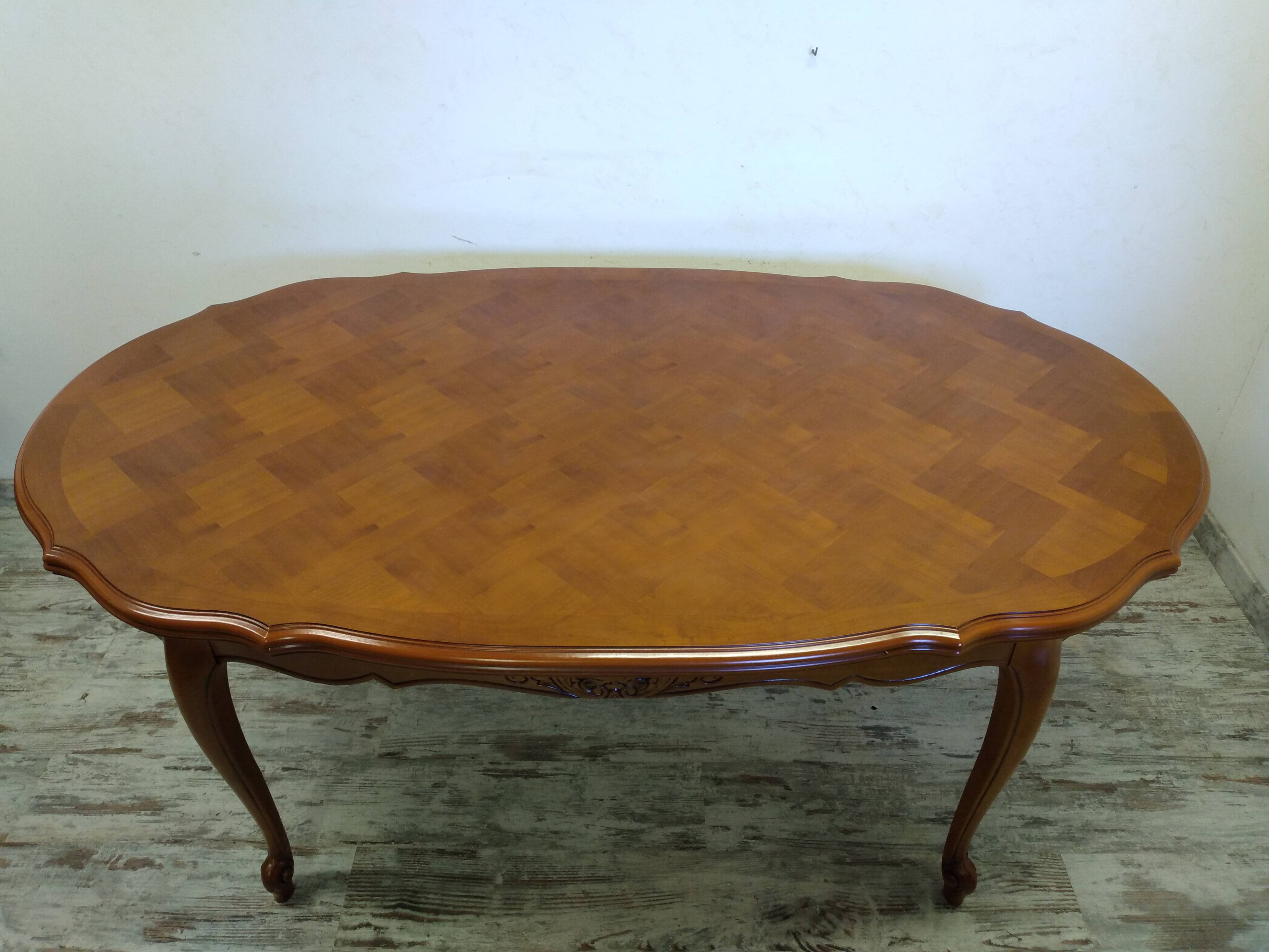 Regency style table with integrated extensions