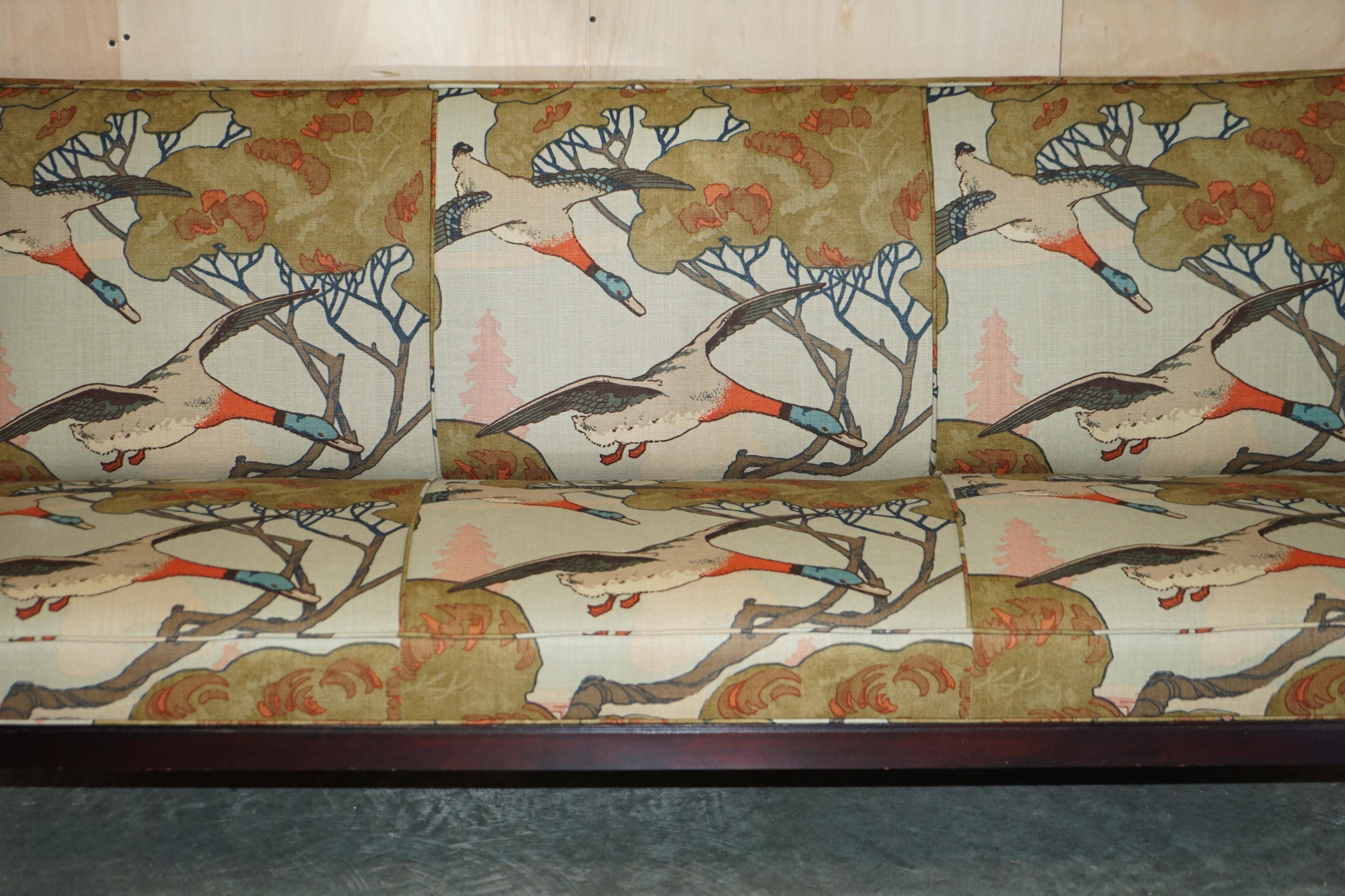 Three-seater canapé George Smith Norris restored in Mulberry linen.