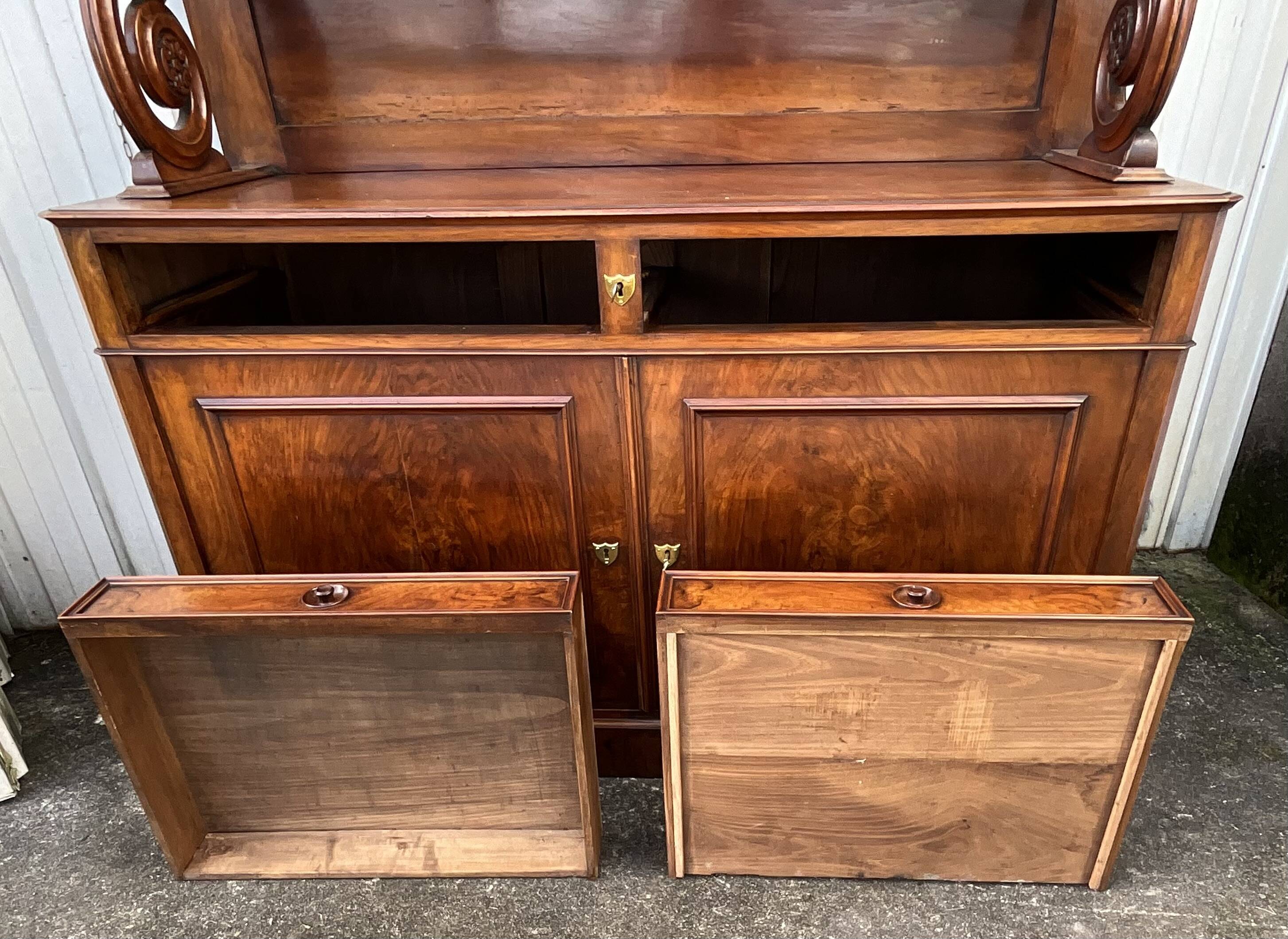 Saint-Hubert Sideboard in Burr Walnut, Late 19th Century