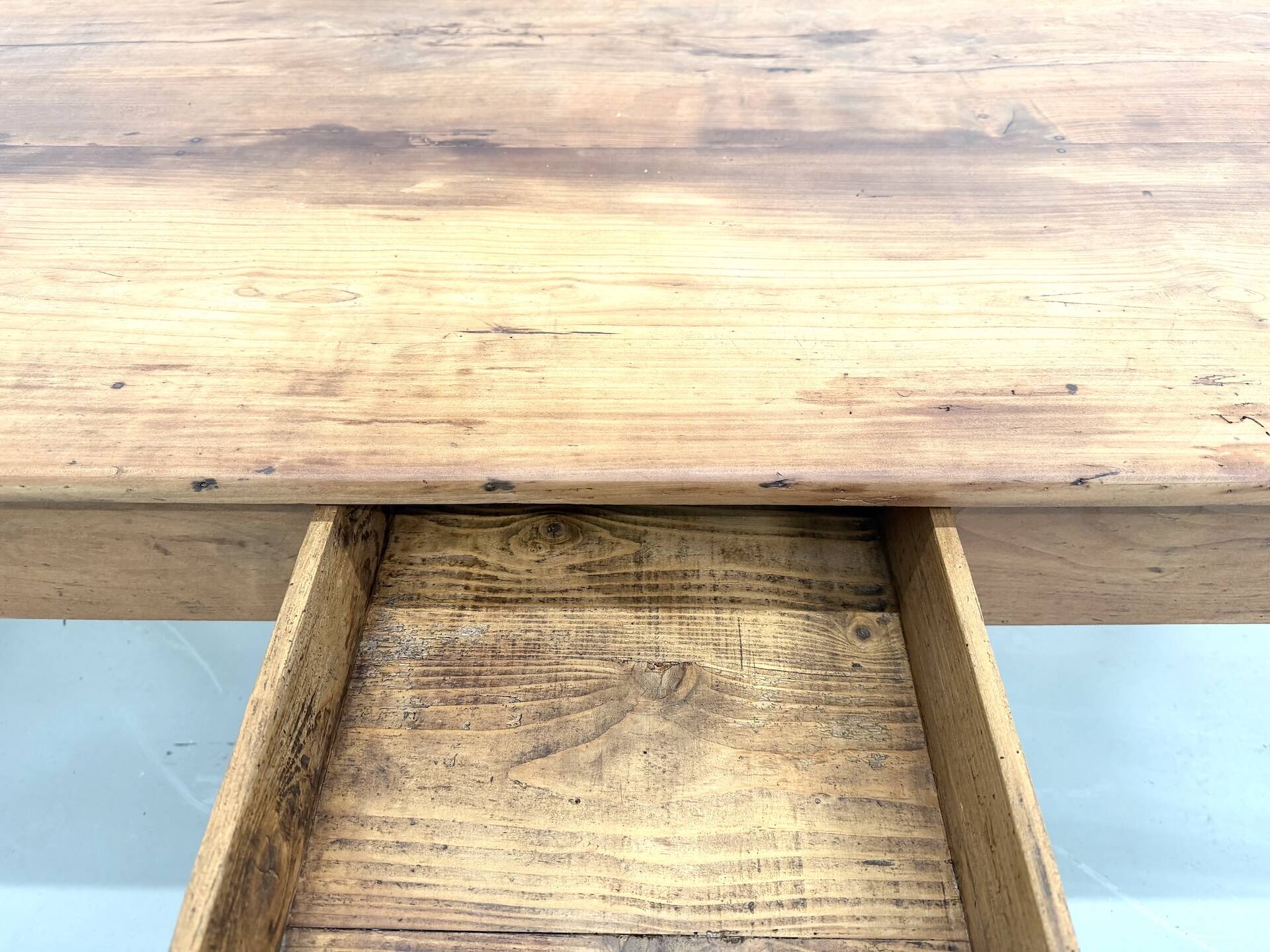 Solid walnut table - Tapered legs