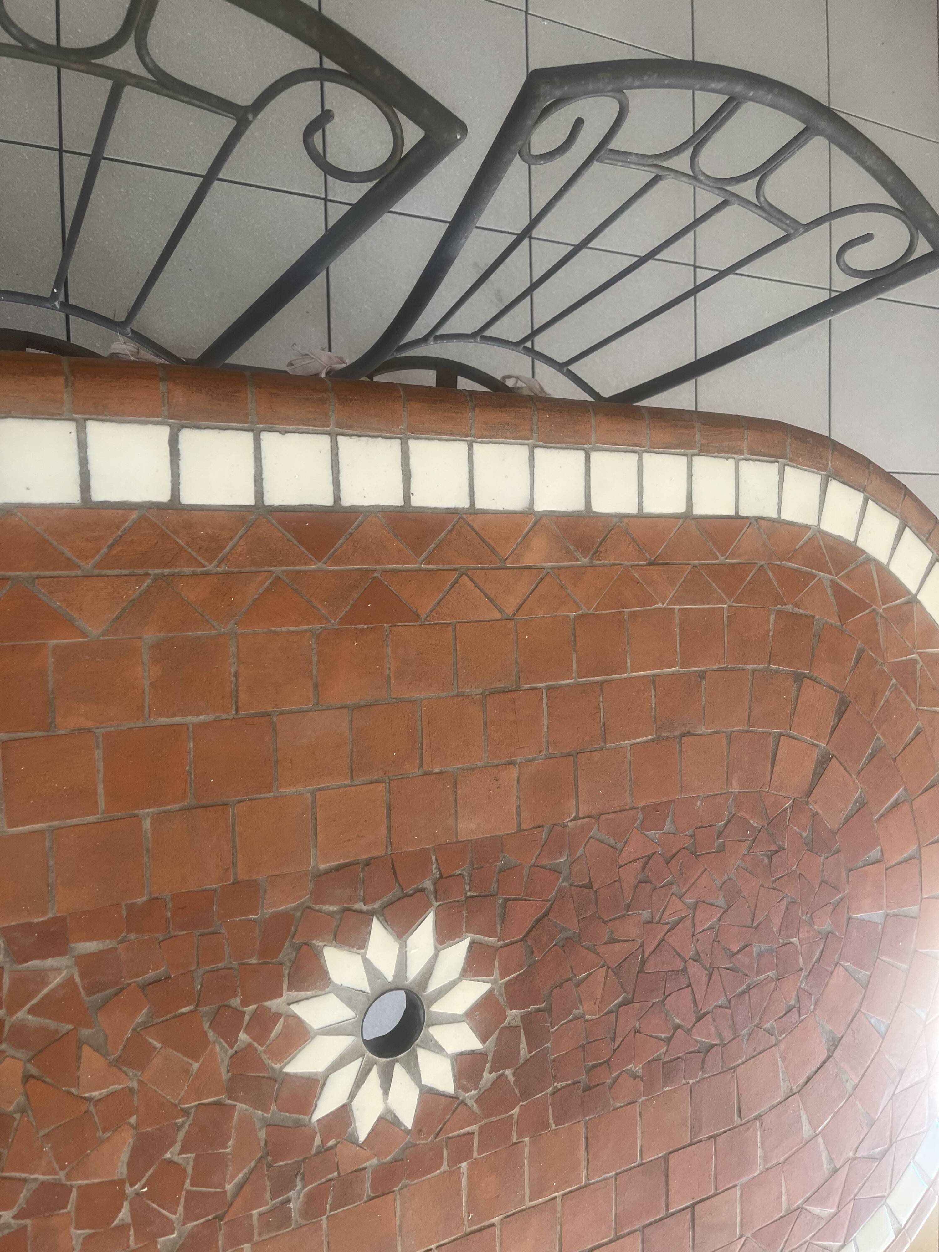 Table ovale en mosaïque et 6 chaises
