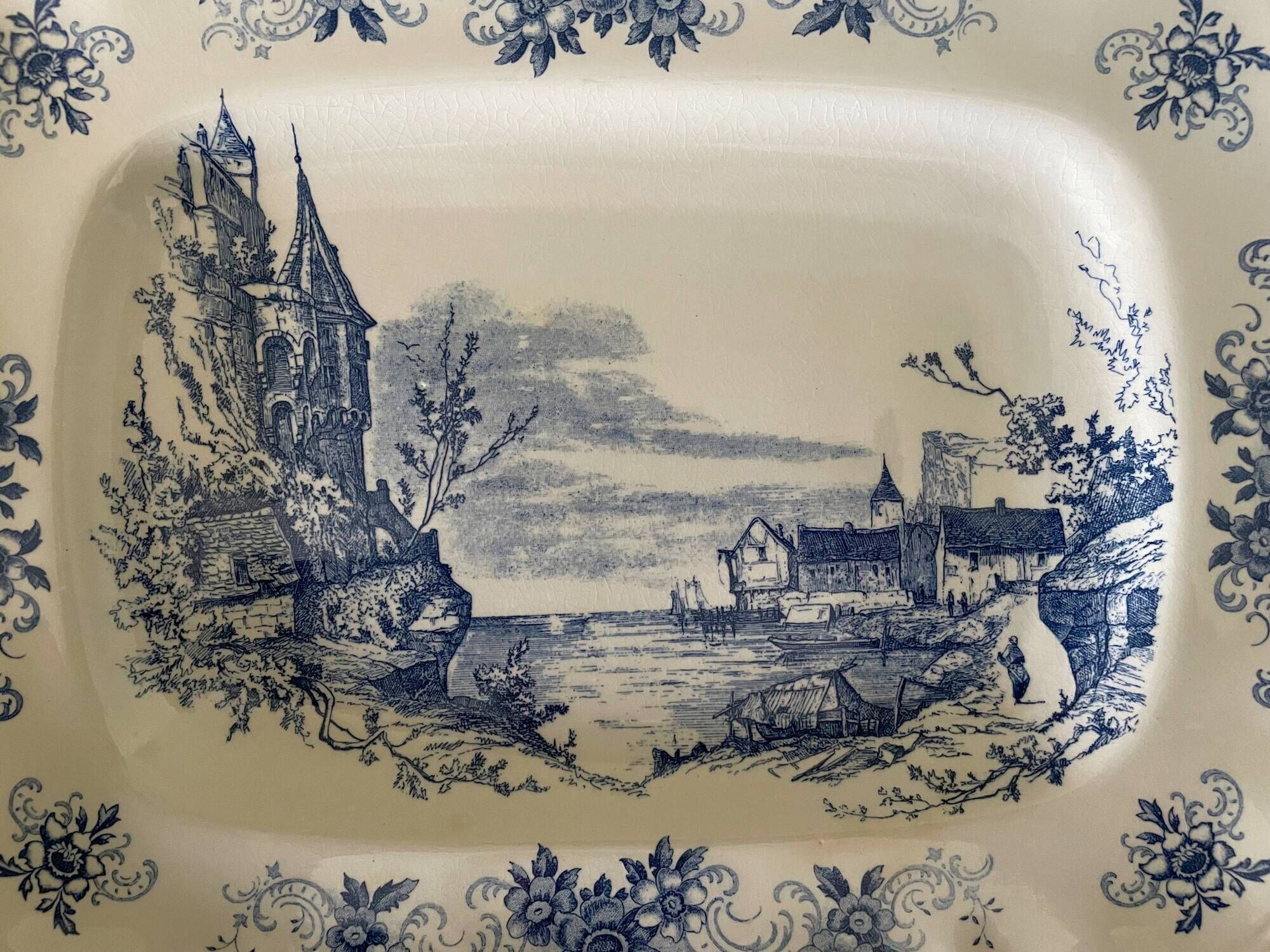 Antique rectangular plate in Sarreguemines earthenware.