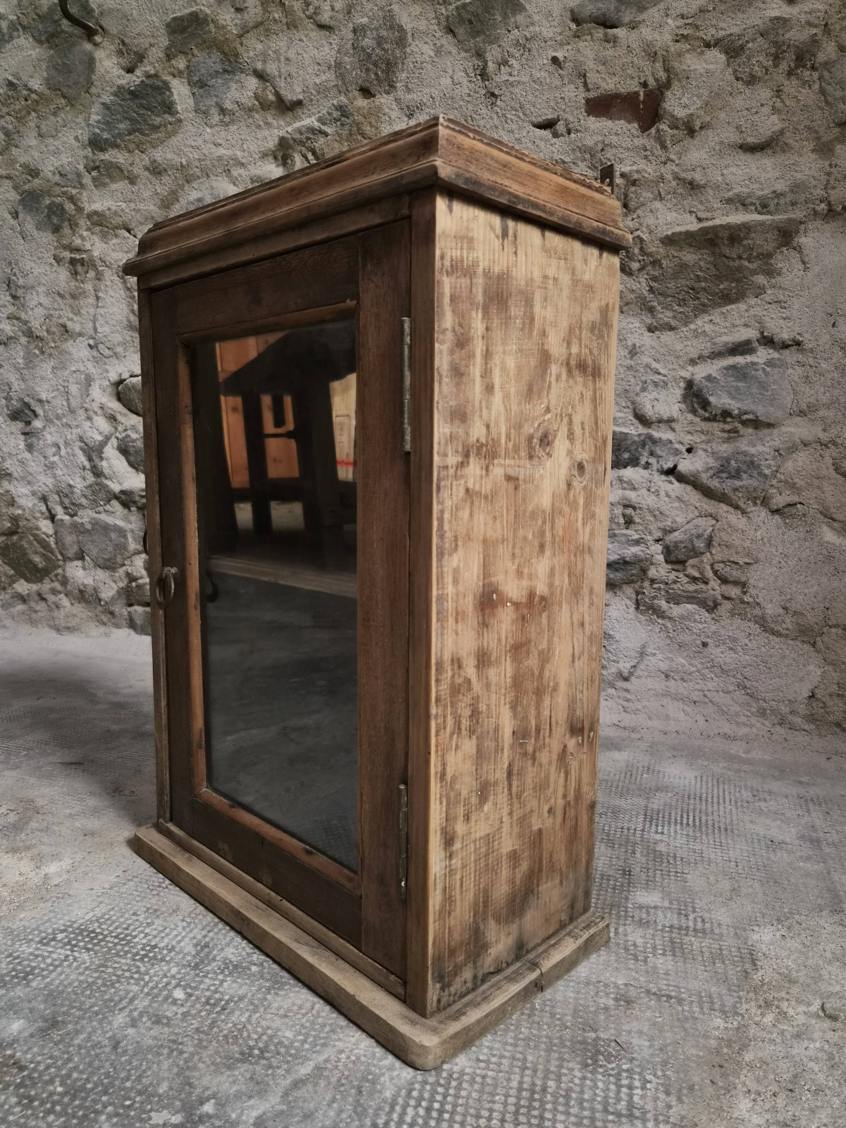 Armoire murale française ancienne, placard suspendu en pin et chêne, porte vitrée, vers 1850–1900