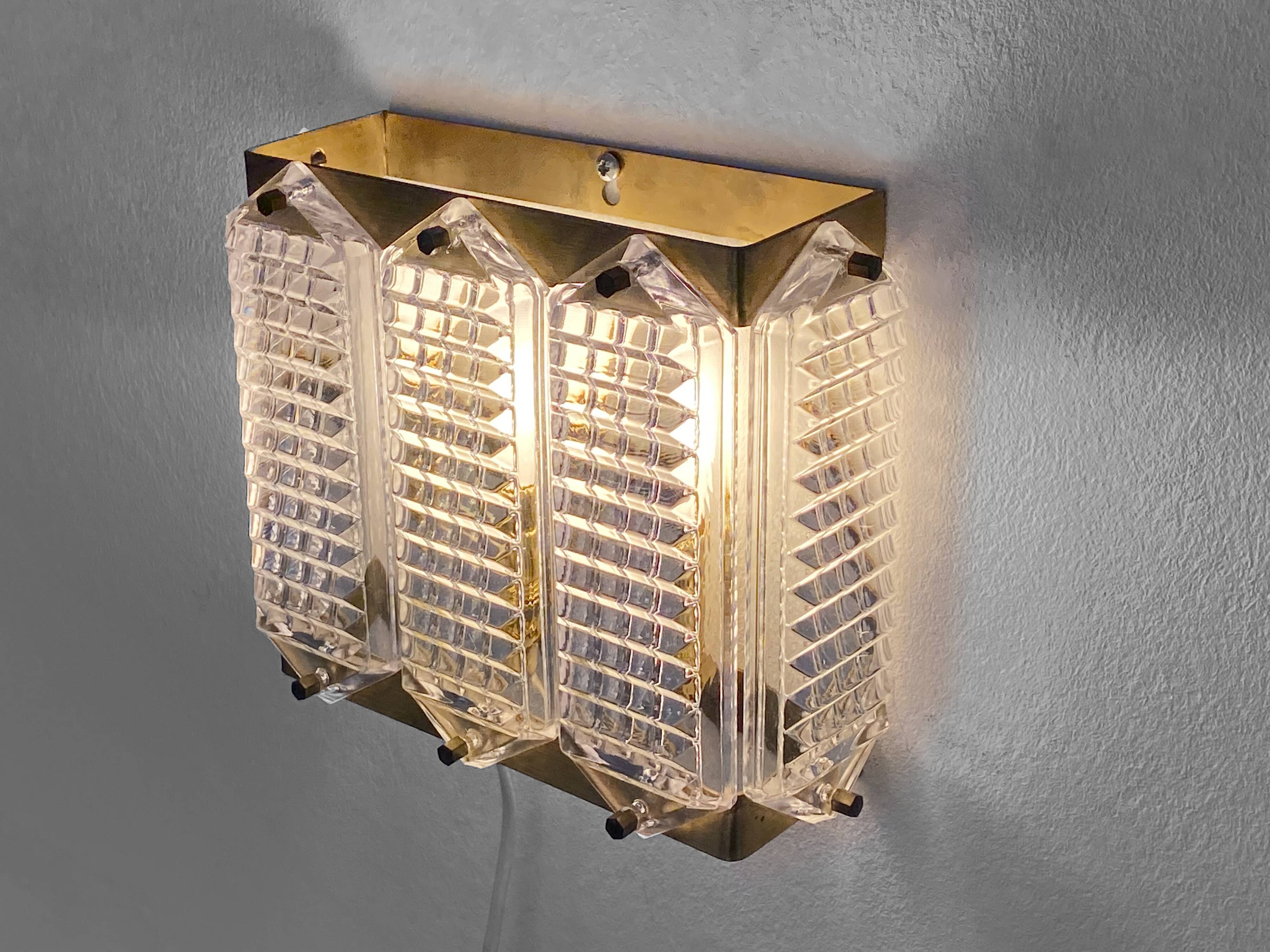 Brass and glass wall light/sconce by Wiktor Berndt for Flygsfors. Sweden 1960s