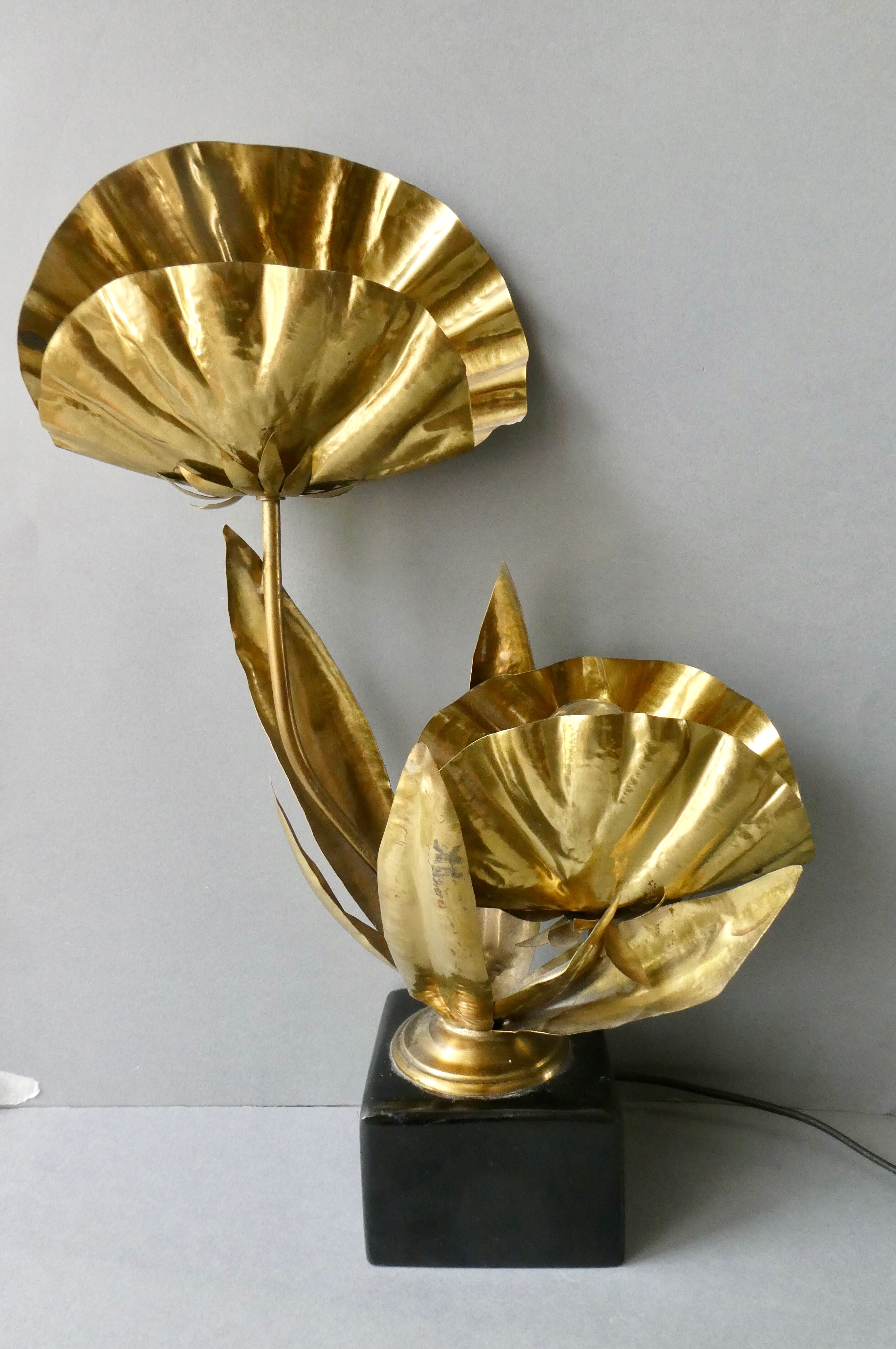 Golden metal flower lamp