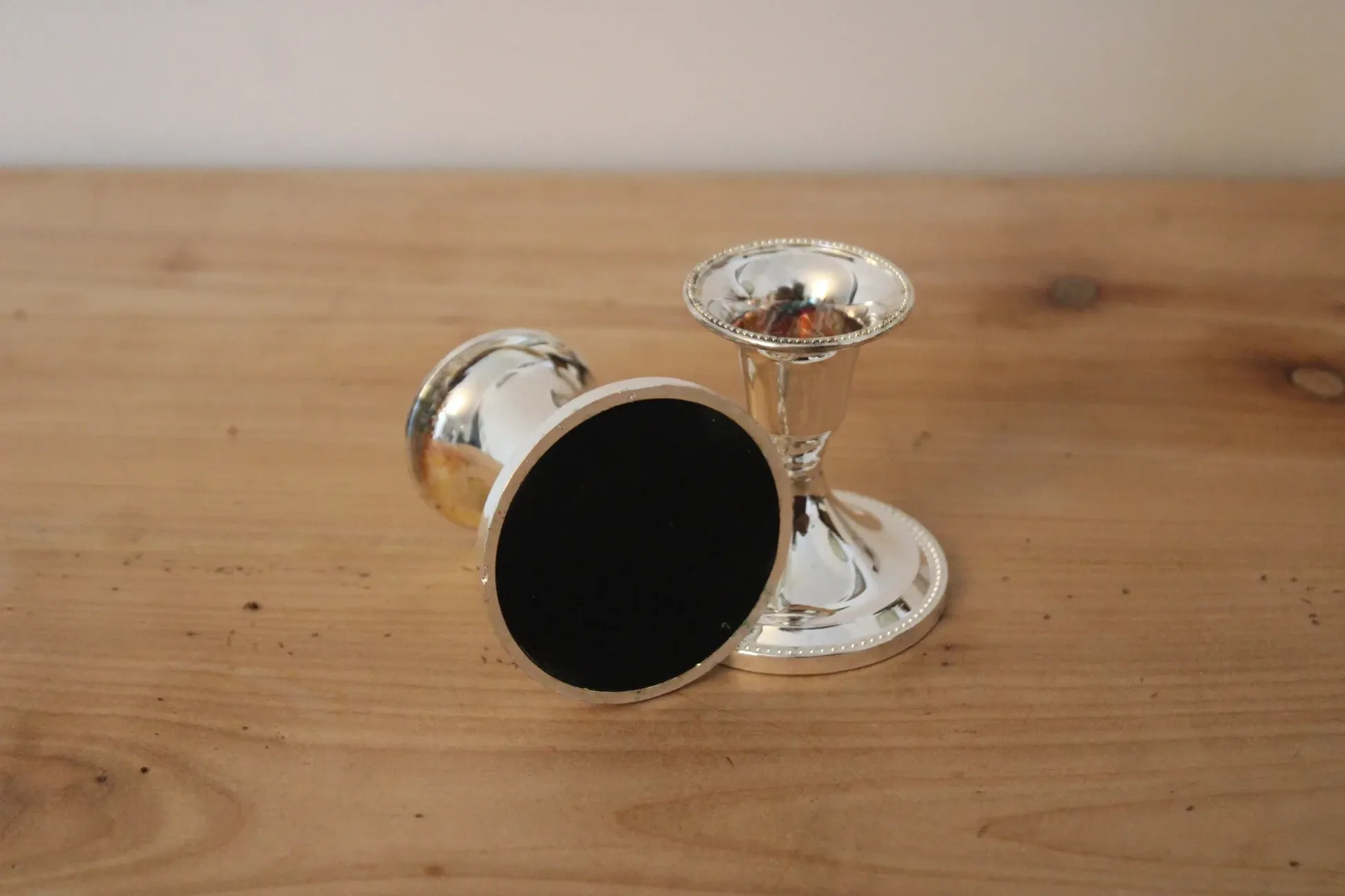 Pair of small silver candle holders with beaded borders – With Boursault box – H 7 cm