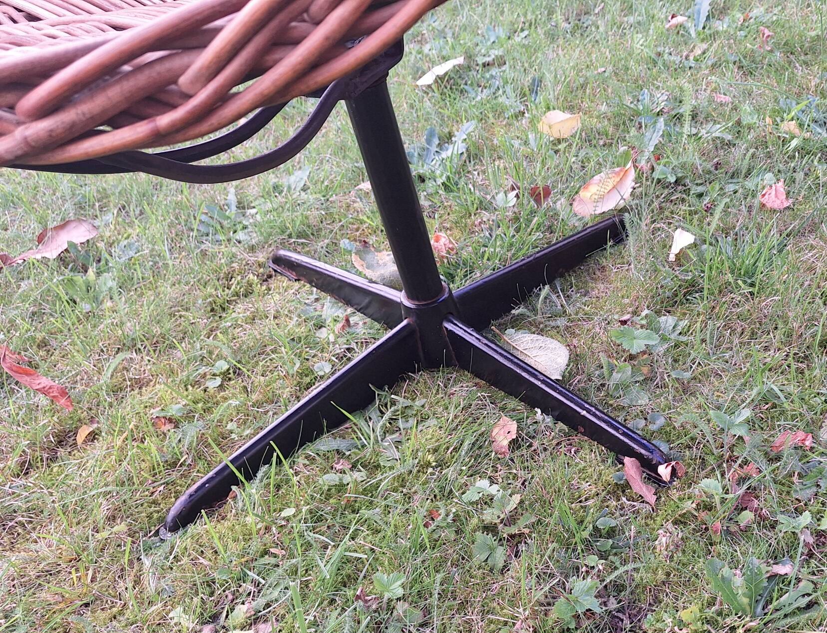 Paire de fauteuils pivotants en bambou et métal, années 1960