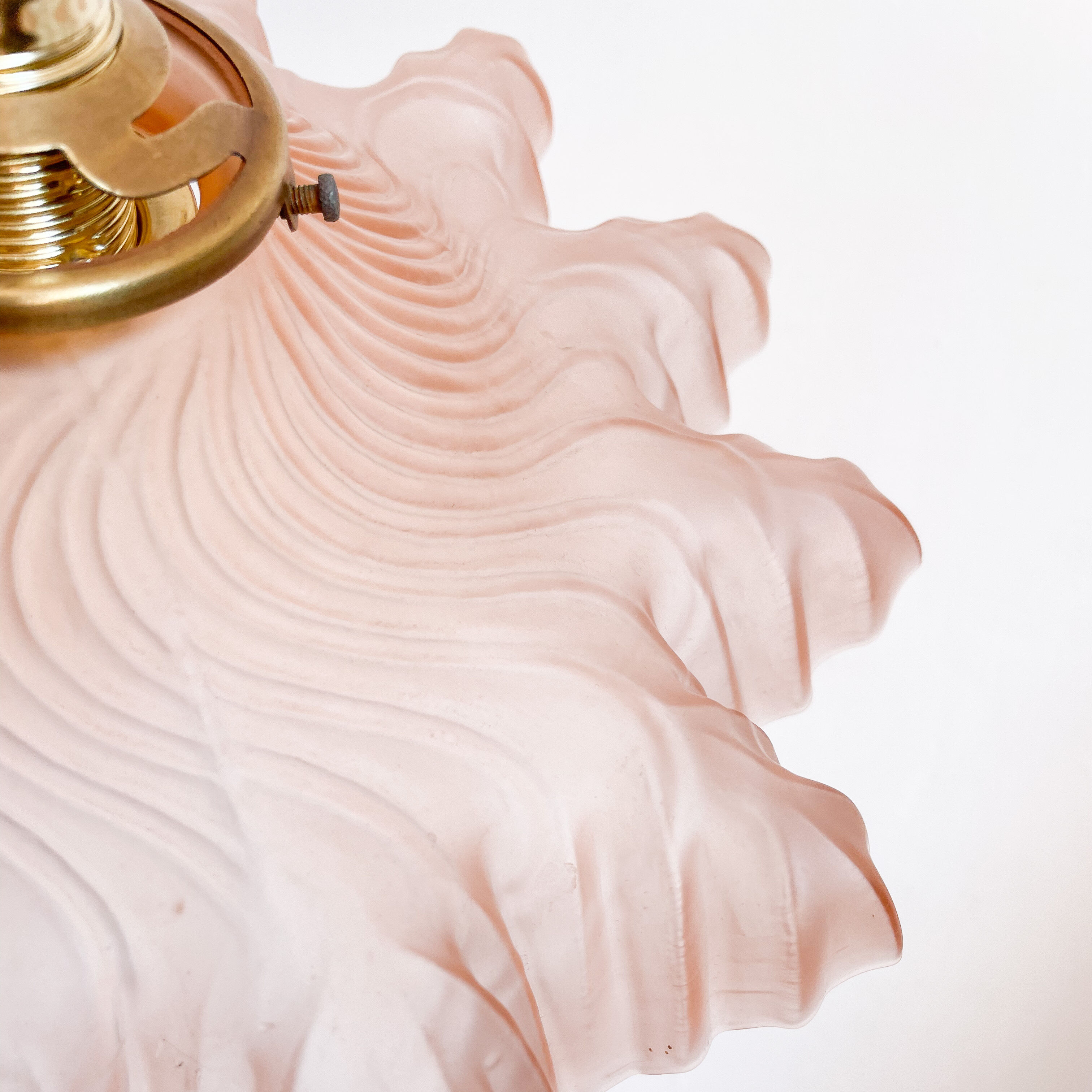Suspension ancienne en opaline et laiton
