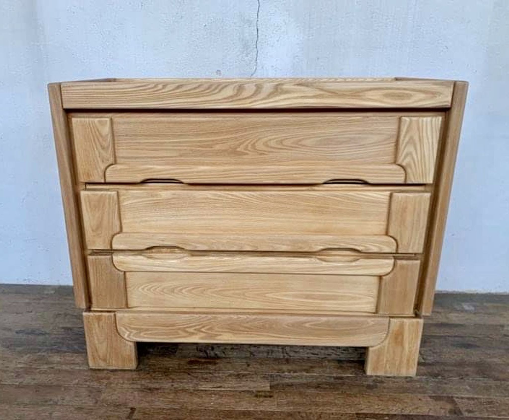 Commode vintage moderniste en orme massif 3 tiroirs