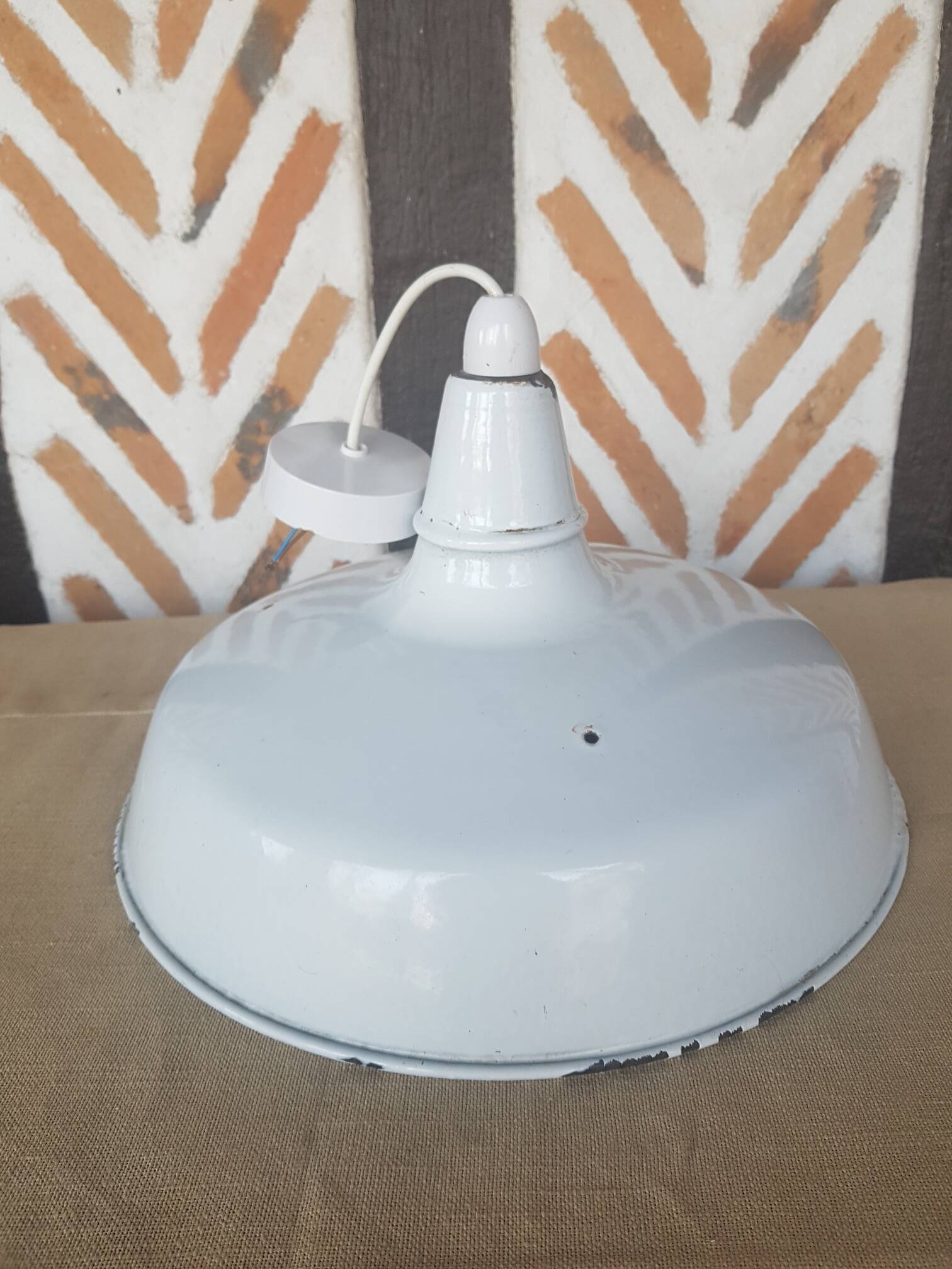 Industrial bowl suspension in enamelled sheet metal