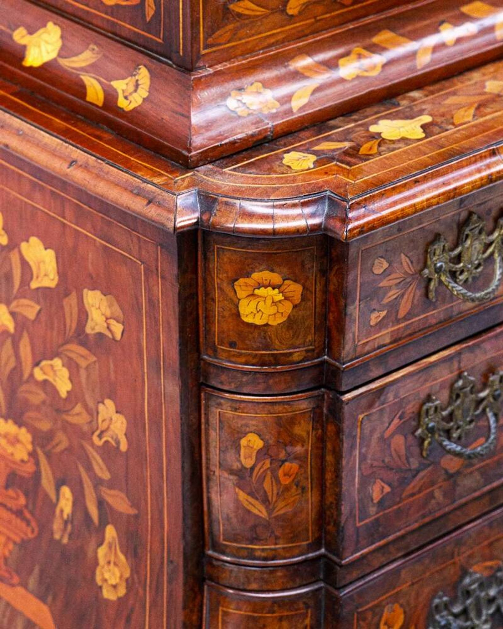 Small Dutch display cabinet in floral marquetry.