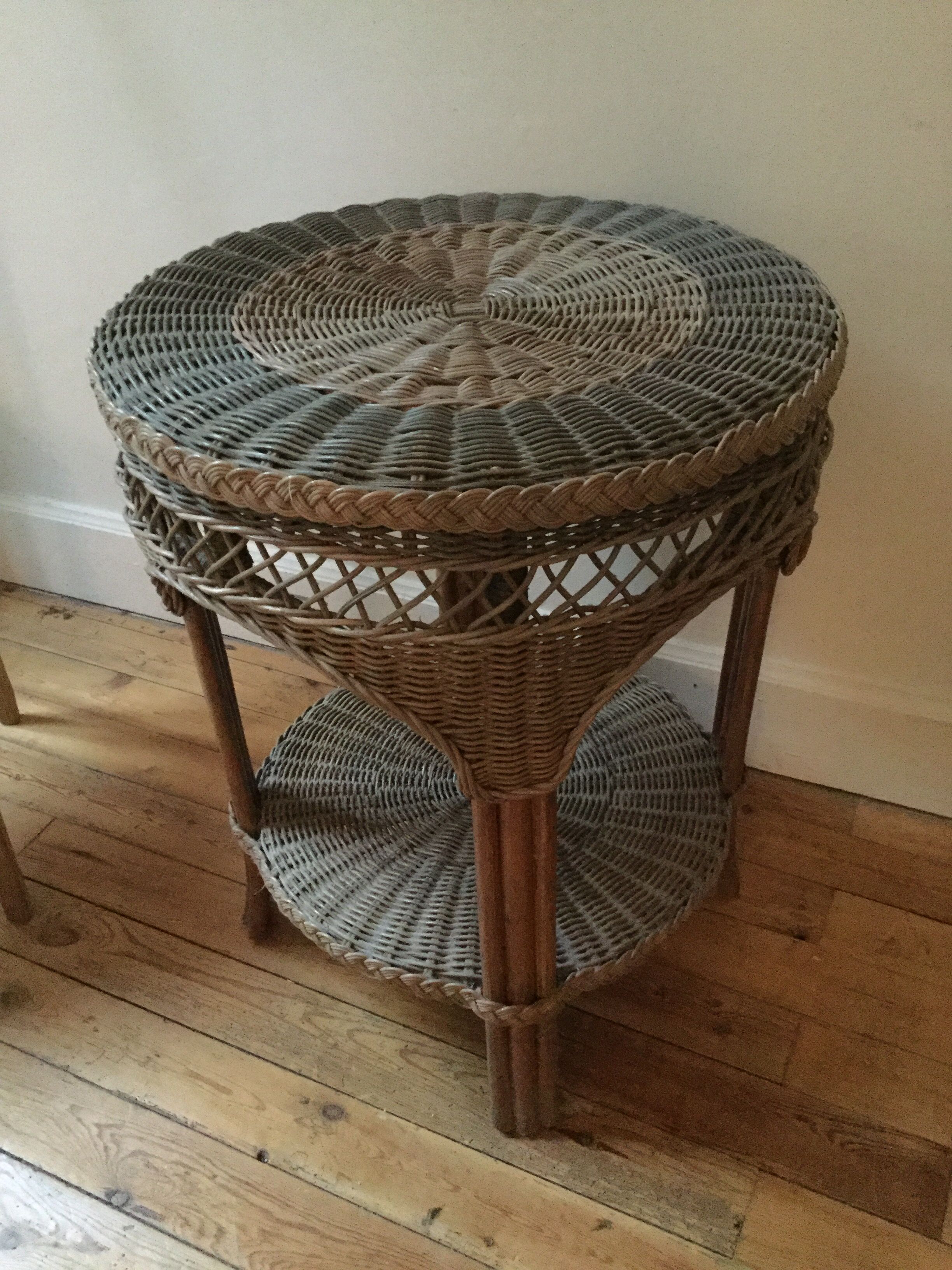 Side round table in rattan