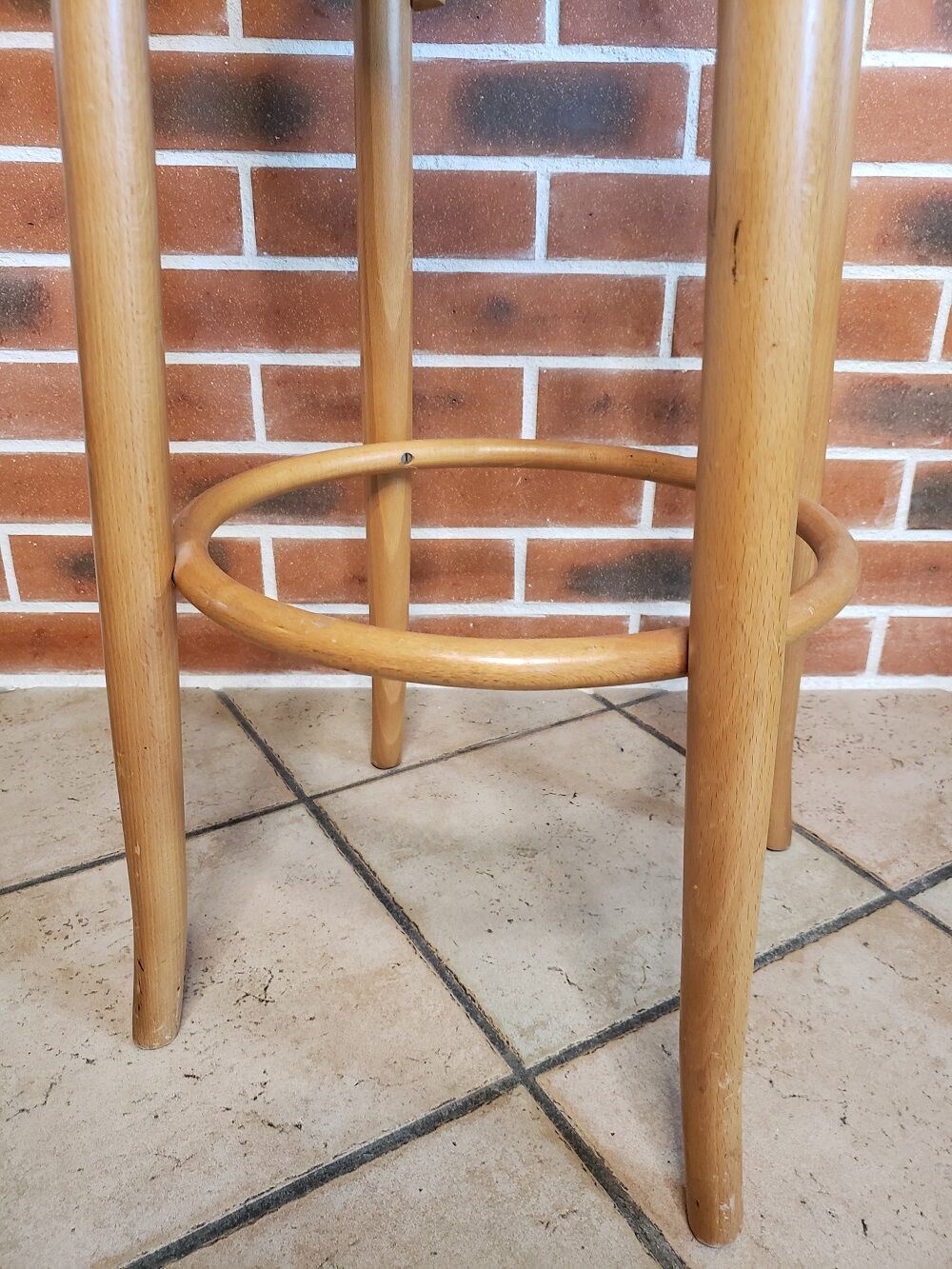 2 bar stools