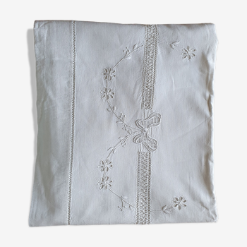 Drap ancien brodé avec jours de Venise