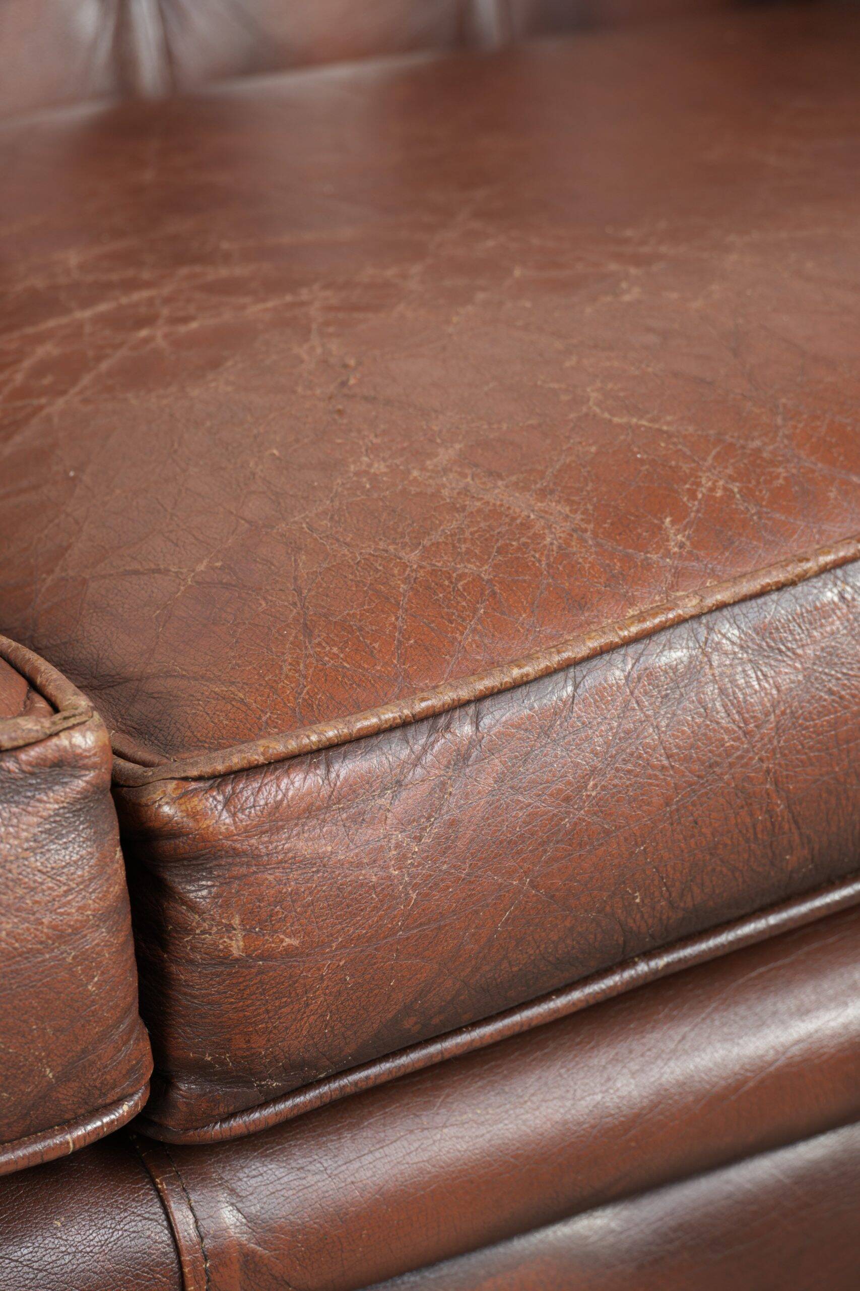 Canapé chesterfield 2,5 places en cuir de vachette vintage au look robuste