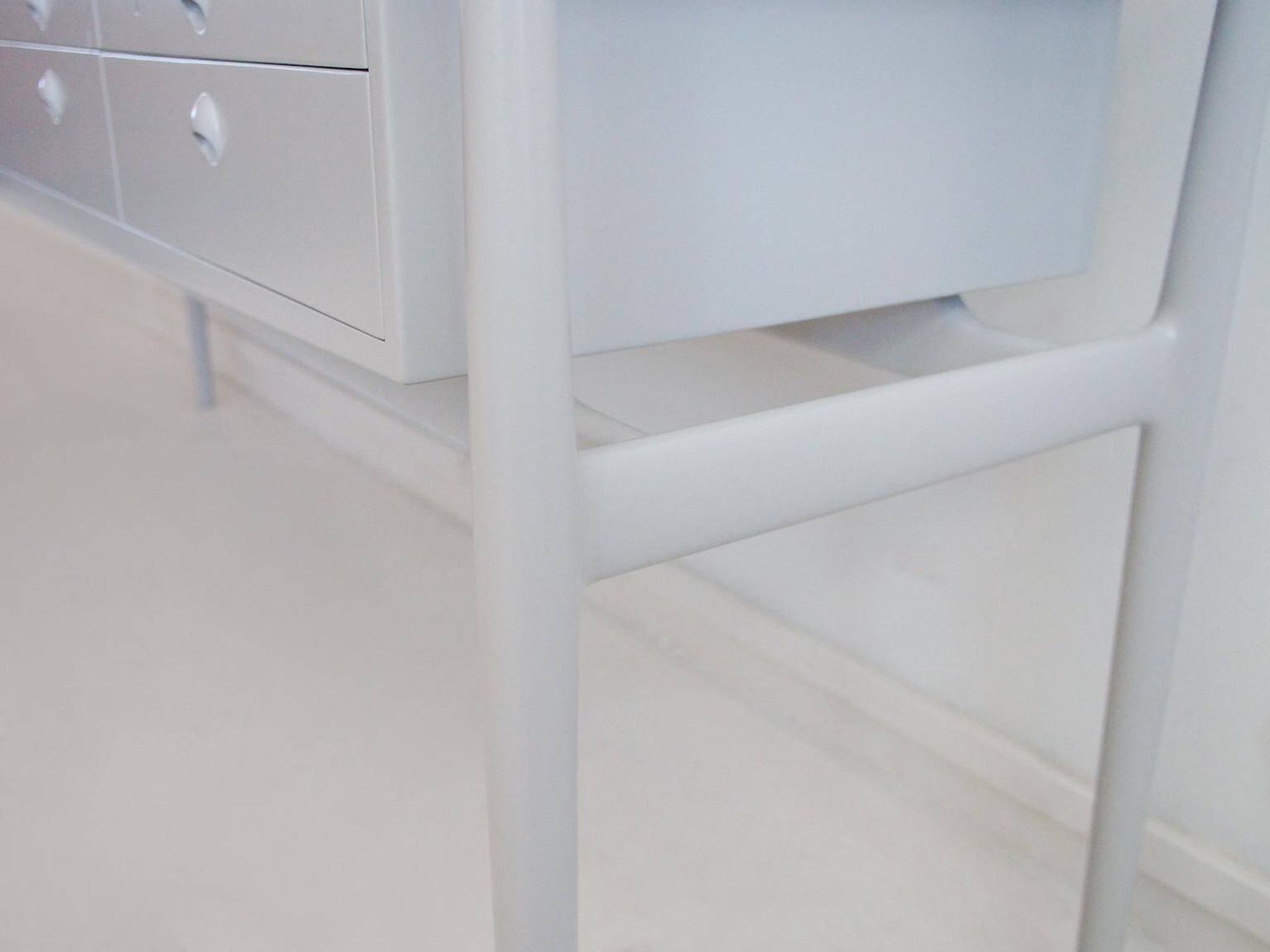 Enfilade en bois peint en gris clair, Helge Vestergaard-Jensen
