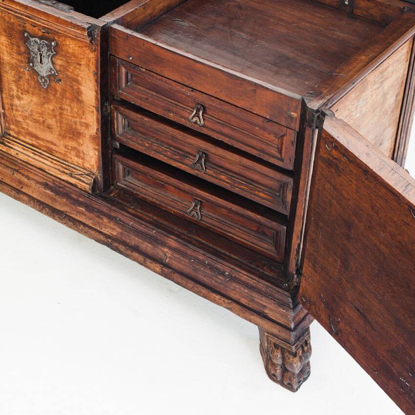 Catalan wedding chest from the 17th or early 18th century, in walnut. Restored.