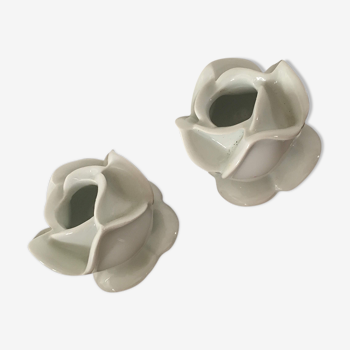 Deux bougeoirs fleur en porcelaine blanche