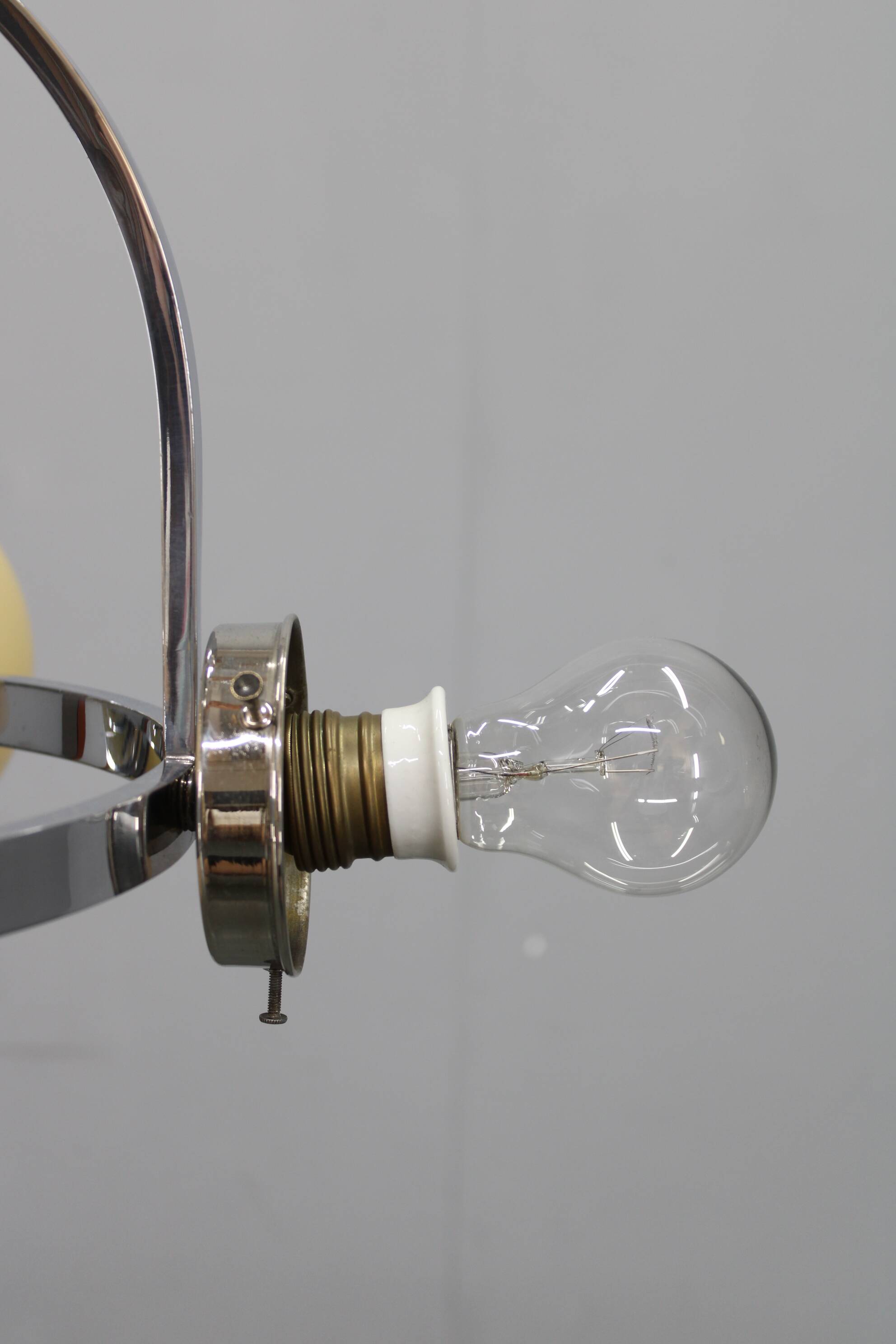 Lustre Art Déco chromé des années 1930 avec abat-jour en verre opalin champagne