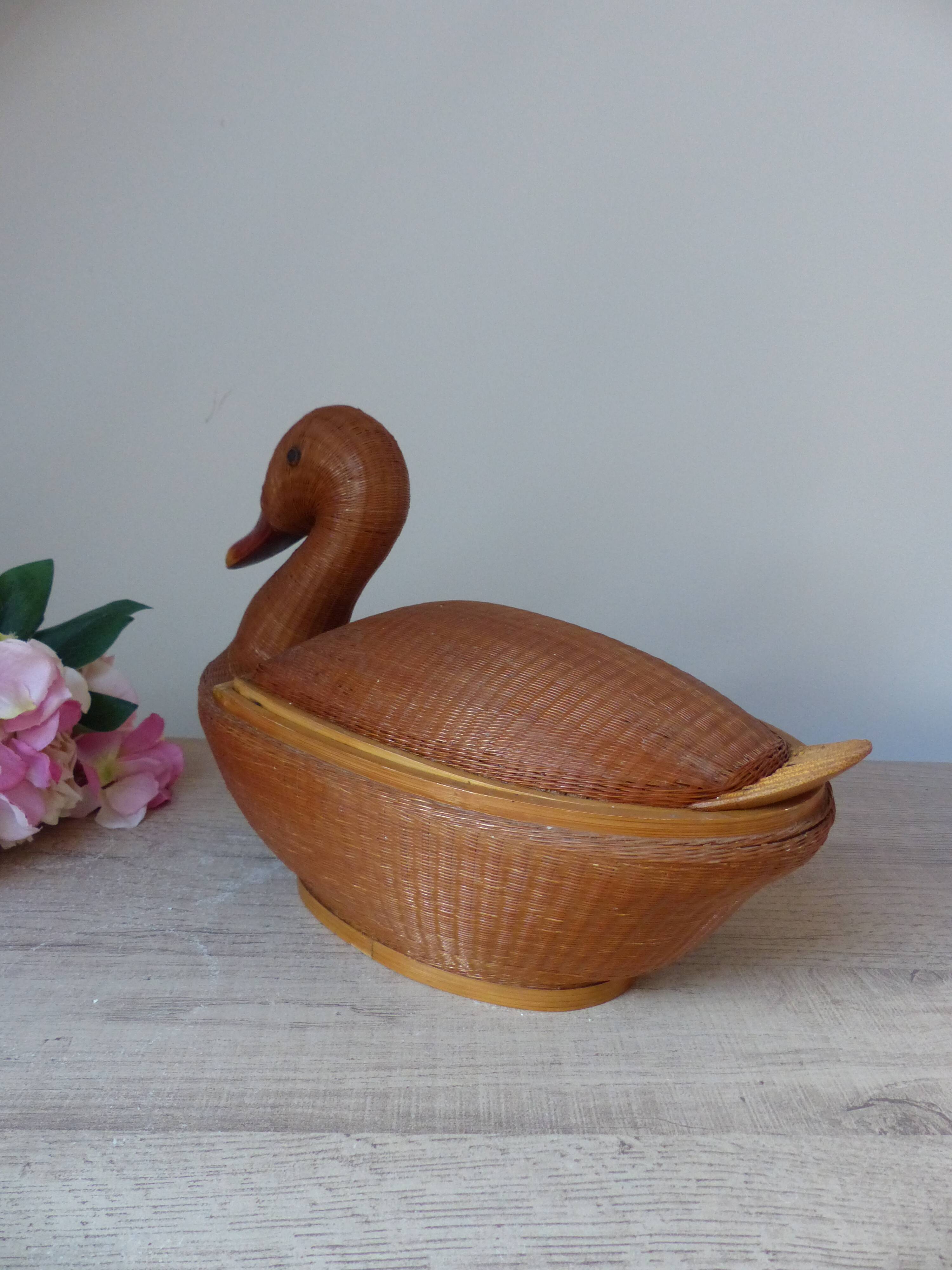 Vintage Chinese wicker duck – woven basket from the 1970s with a lid.
