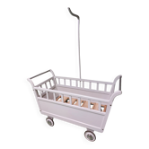 Lit bébé dit roulotte en bois à roulettes vintage années 1950