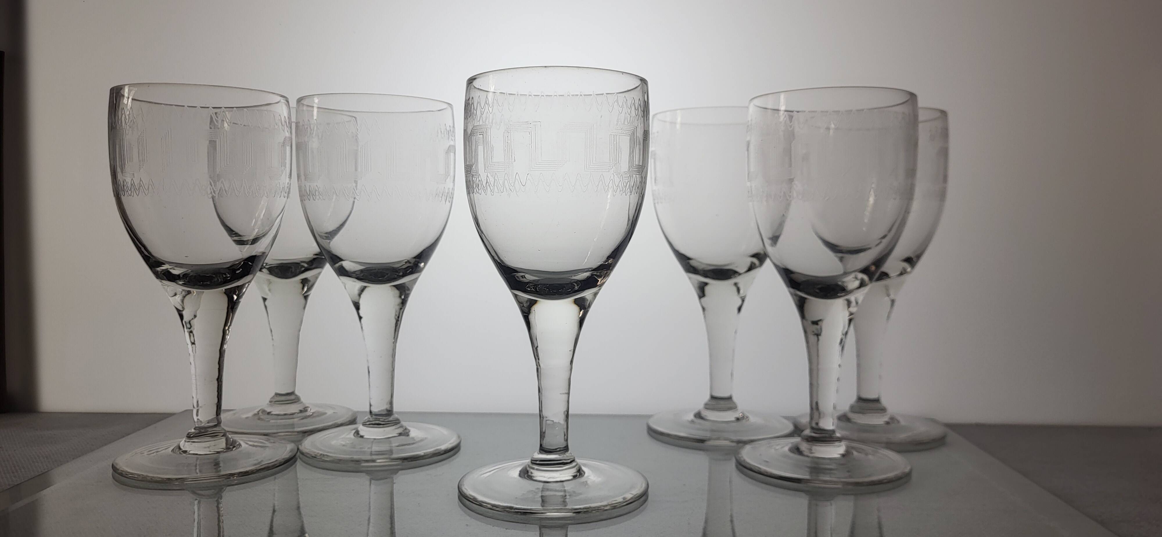 7 verres à vin décor à la grecque