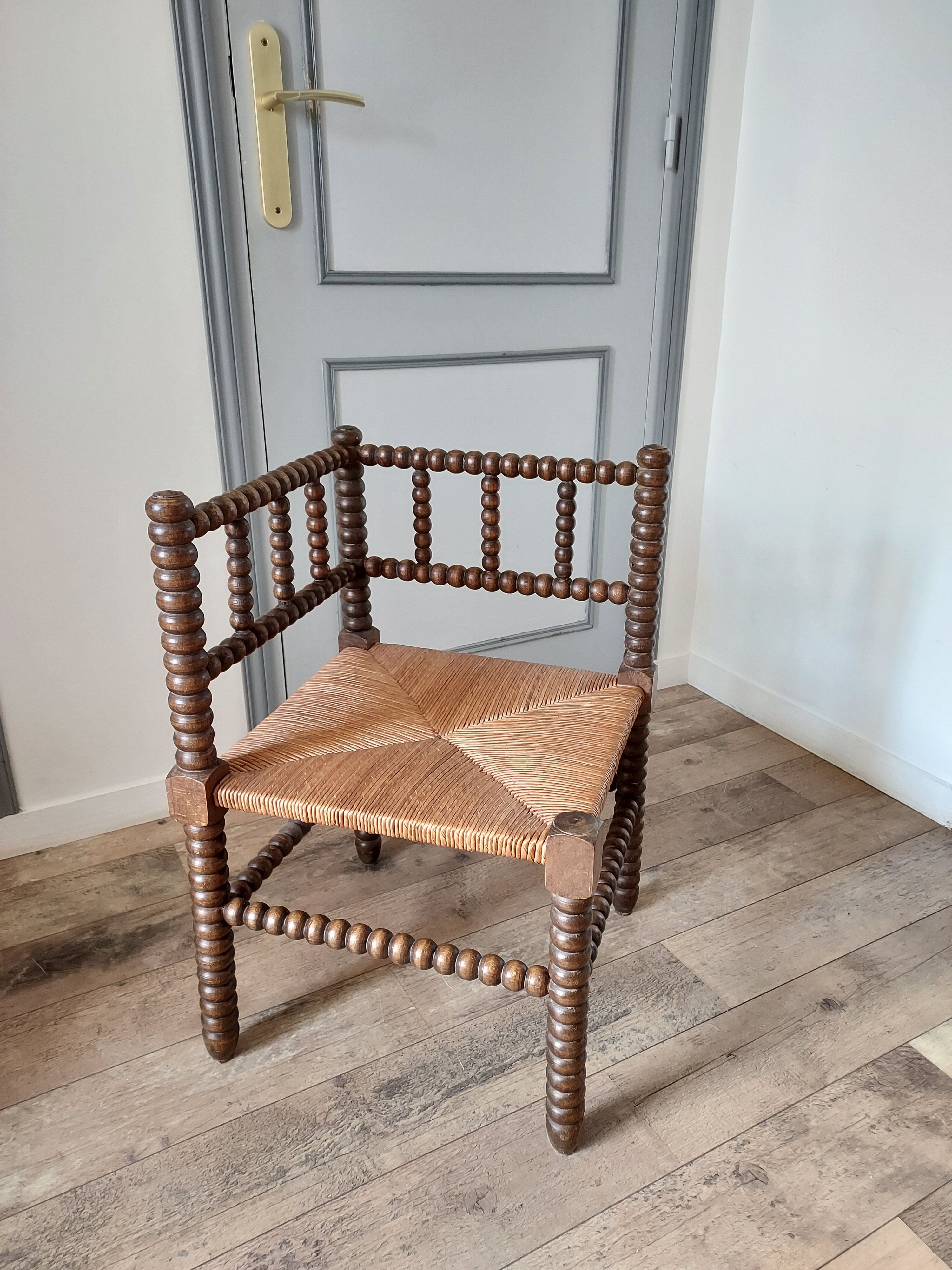 Fauteuil d'angle paillé style arts and crafts