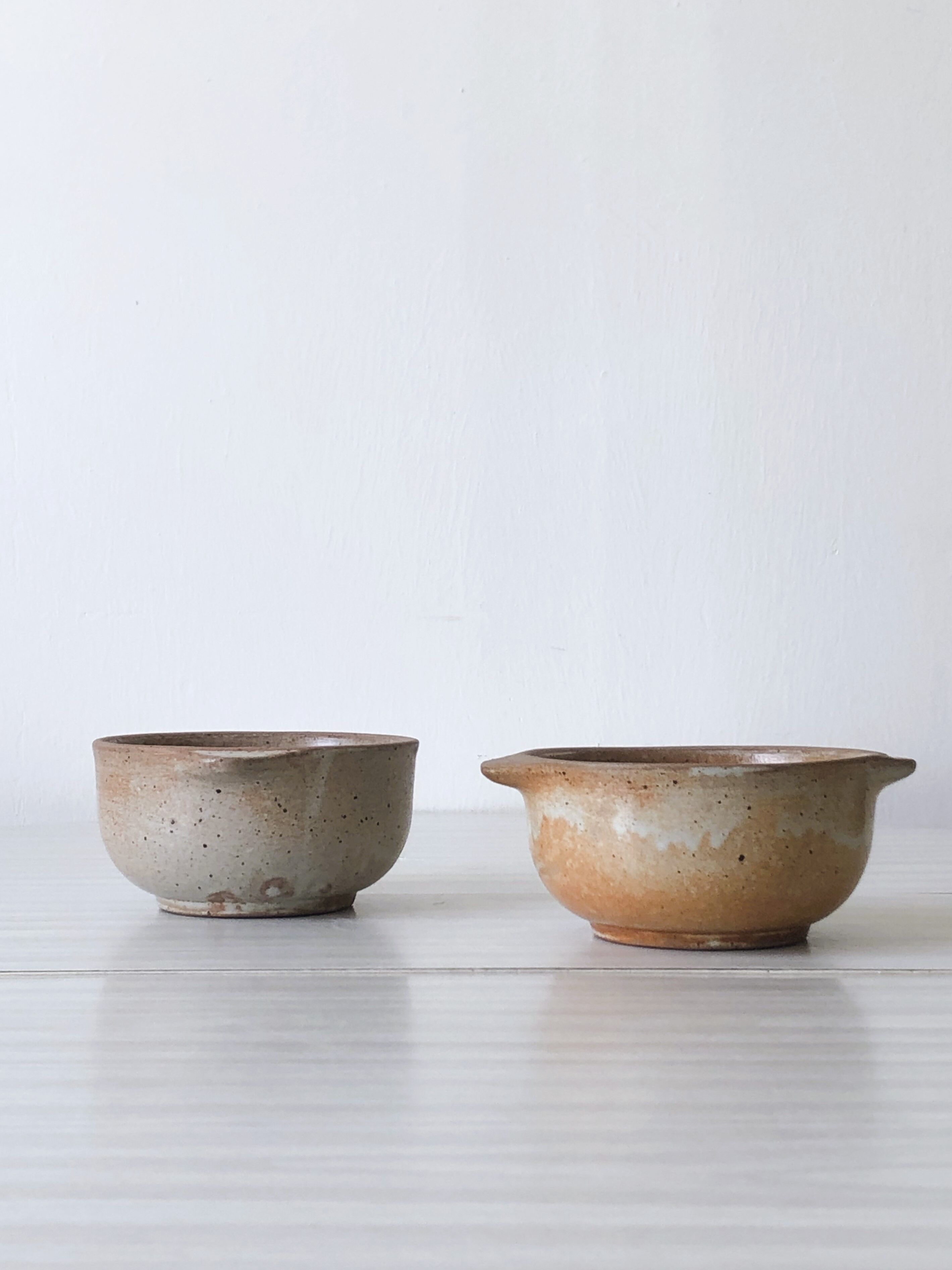 Set of 2 stoneware bowls