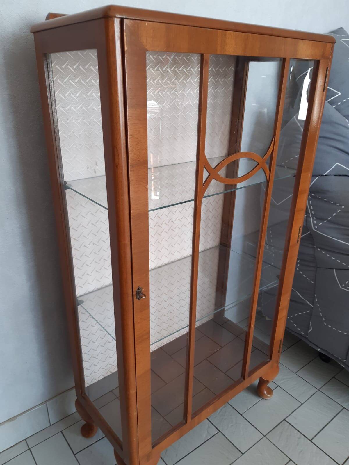 English style display case