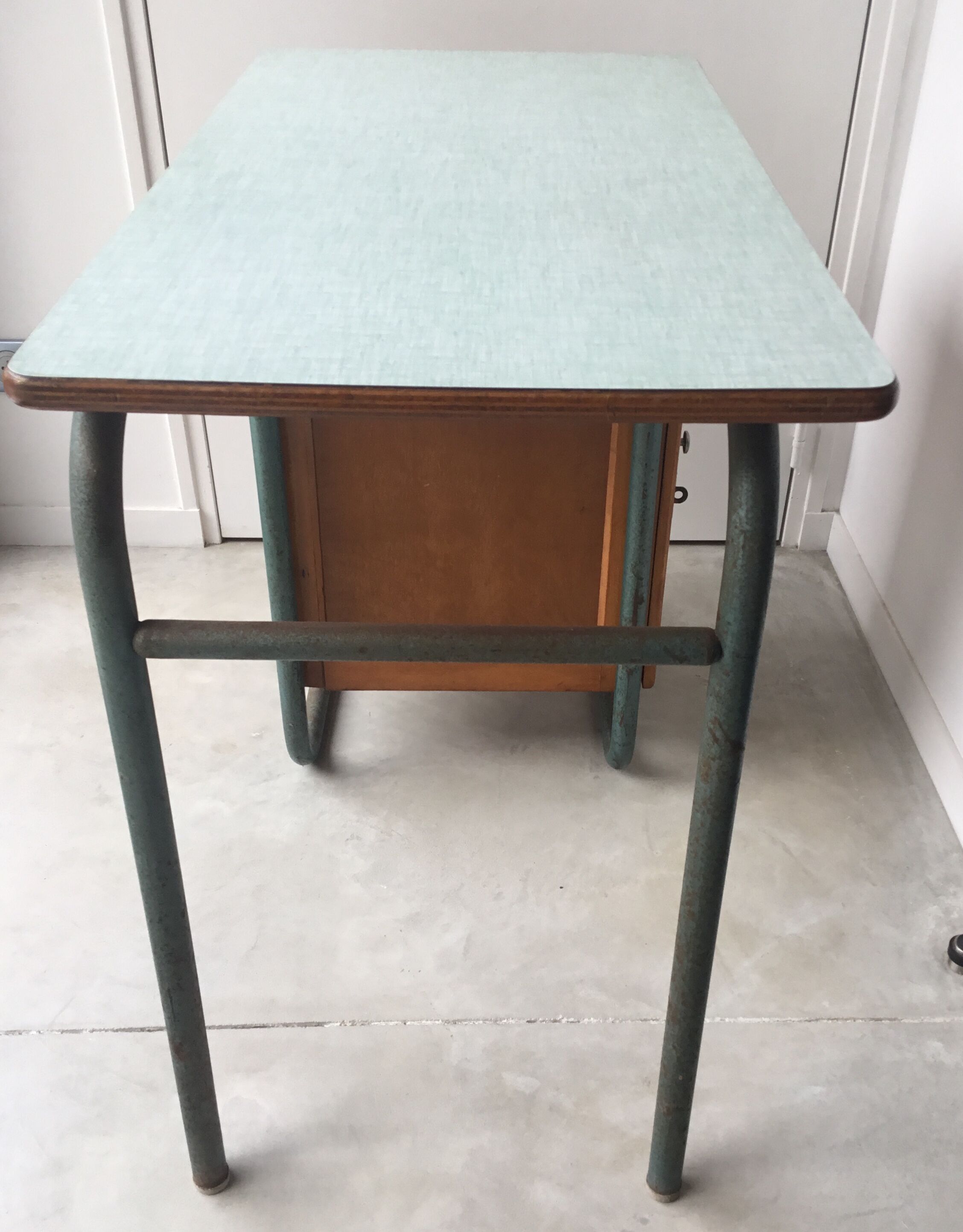 Bureau d’internat pour Mobilor plateau formica 1960