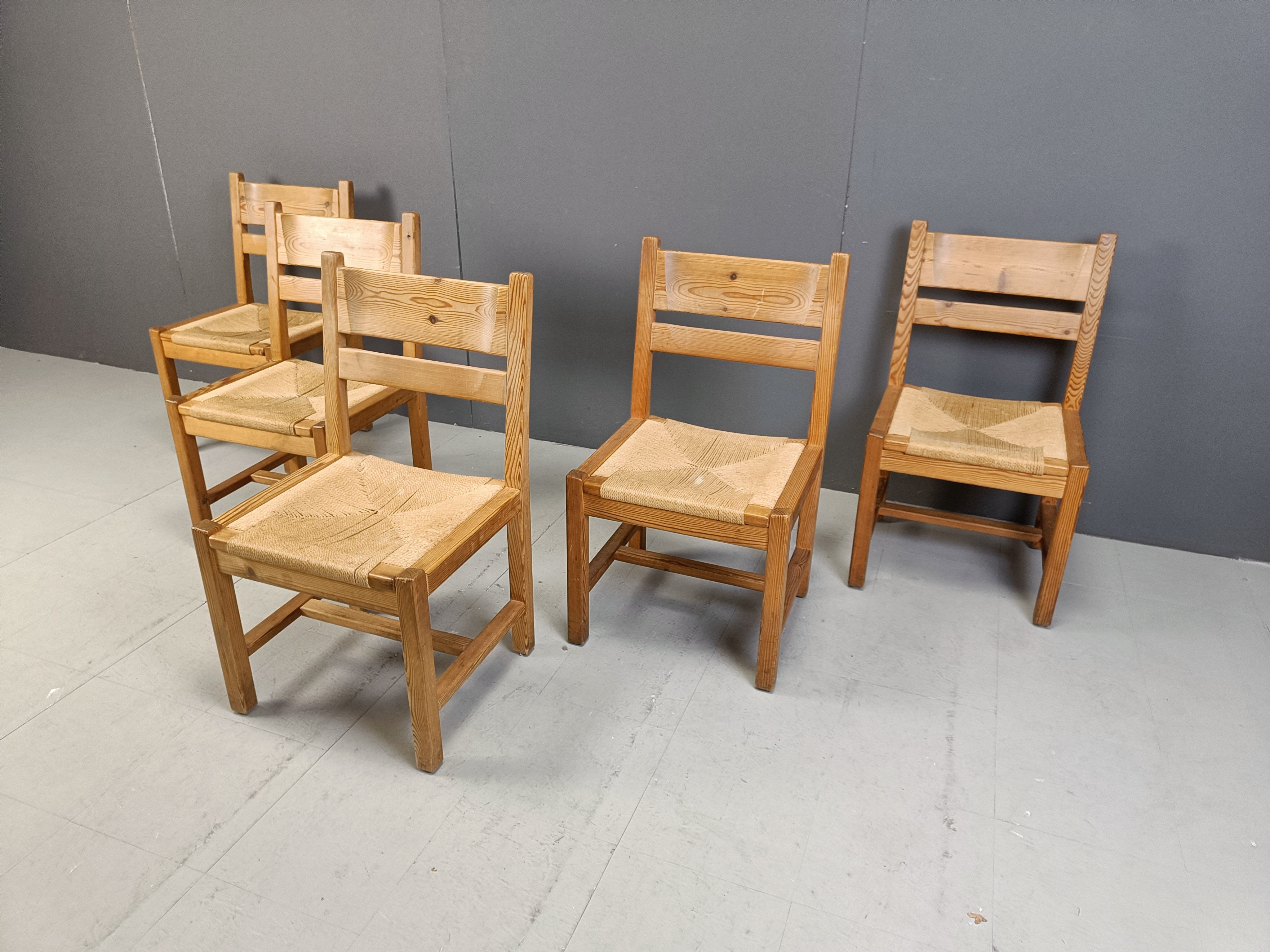 Ensemble de 5 chaises en bois de pin par GM Mobler, années 1960.