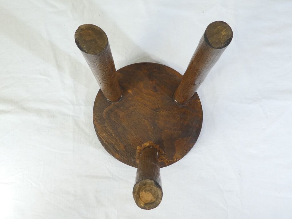 Tabouret rond tripode de traite en bois années 50