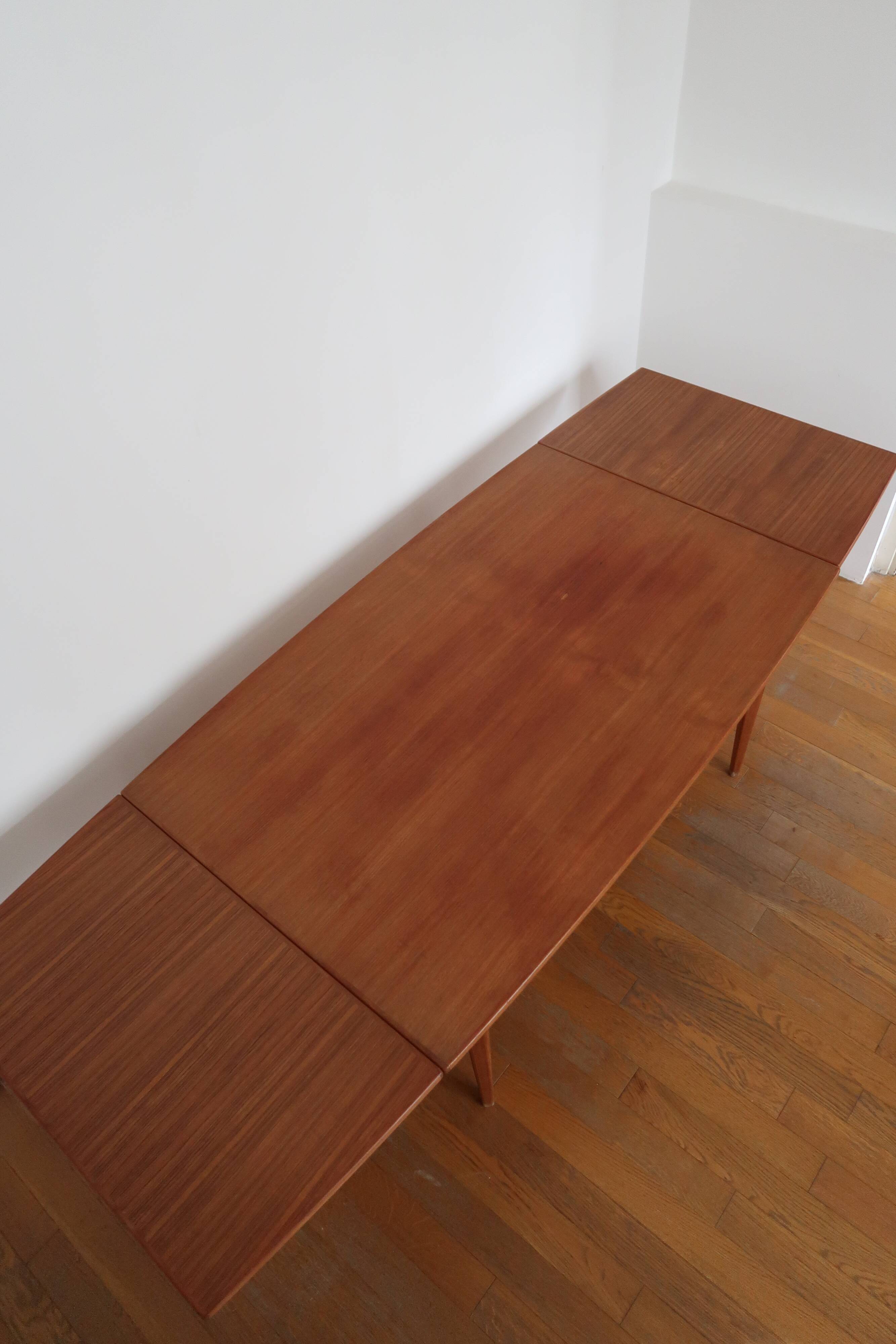 Extendable scandinavian table