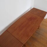 Extendable scandinavian table