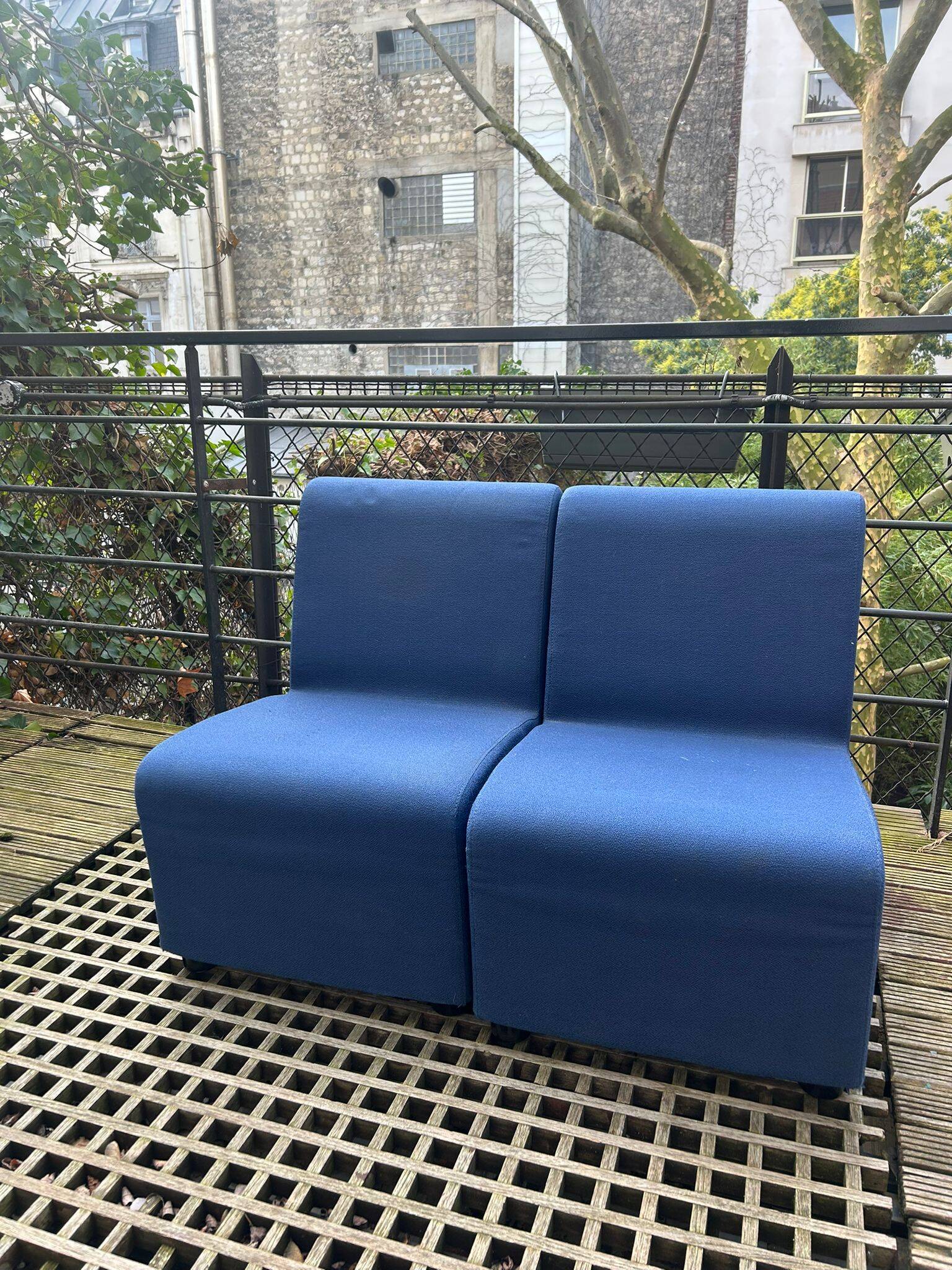 Pair of midnight blue armchairs – contemporary spirit